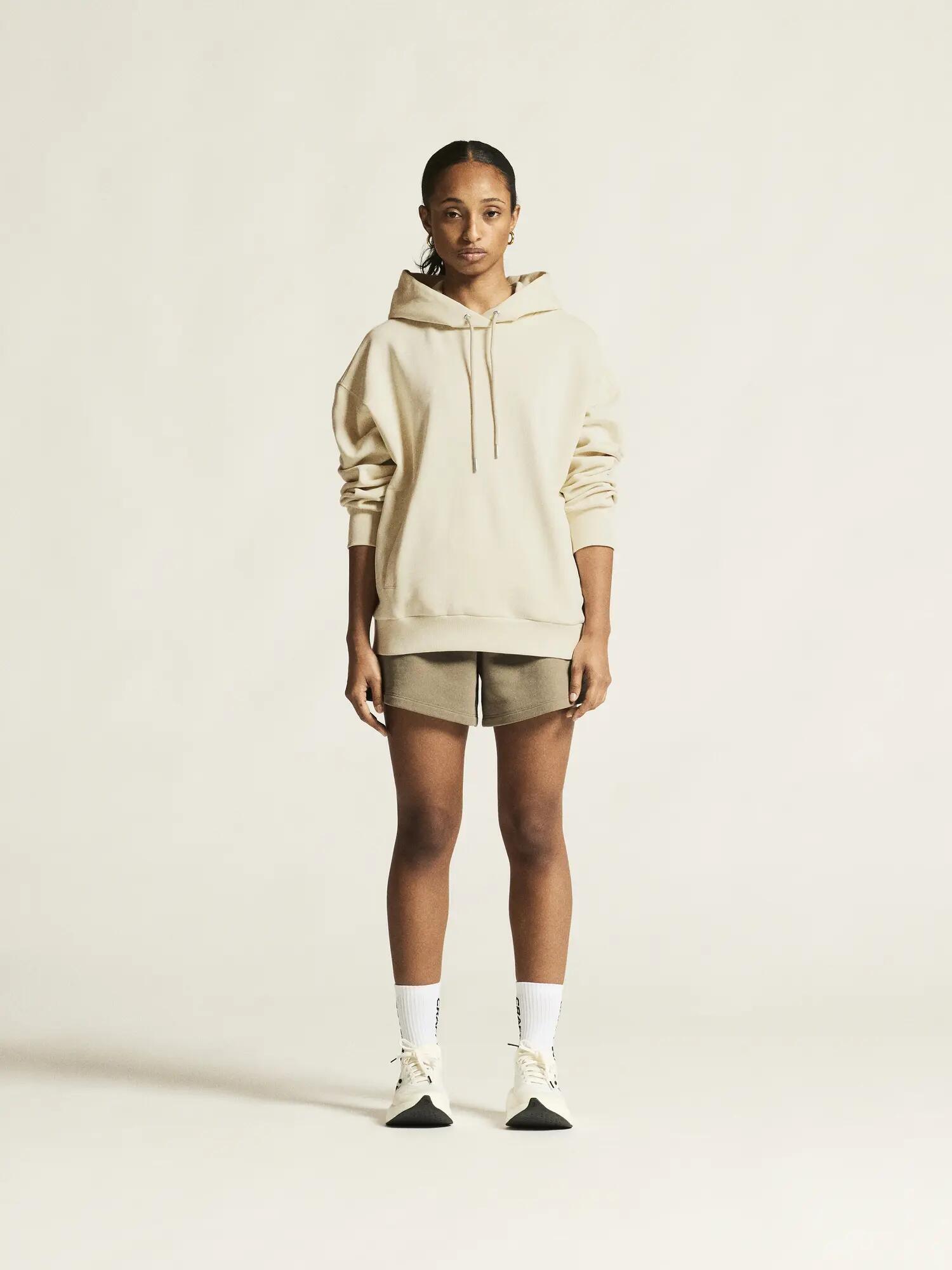craft Frequent Hoodie W — Kapuzenpullover aus Bio-Baumwolle, relaxed Fit – Tofu 3/7
