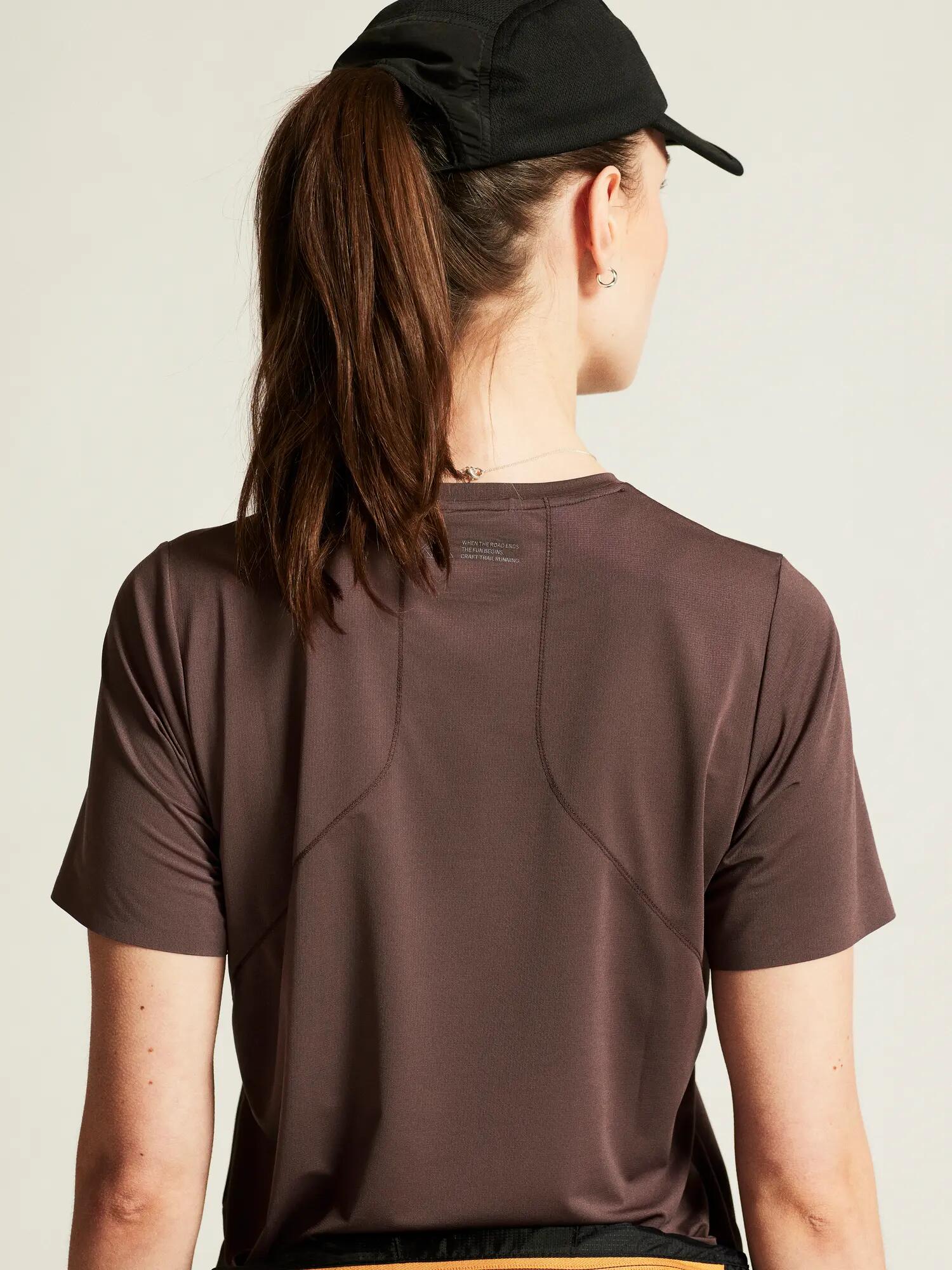 craft PRO Trail SS Tee 2 W - Leichtes, belüftetes Laufshirt – Prune 6/7