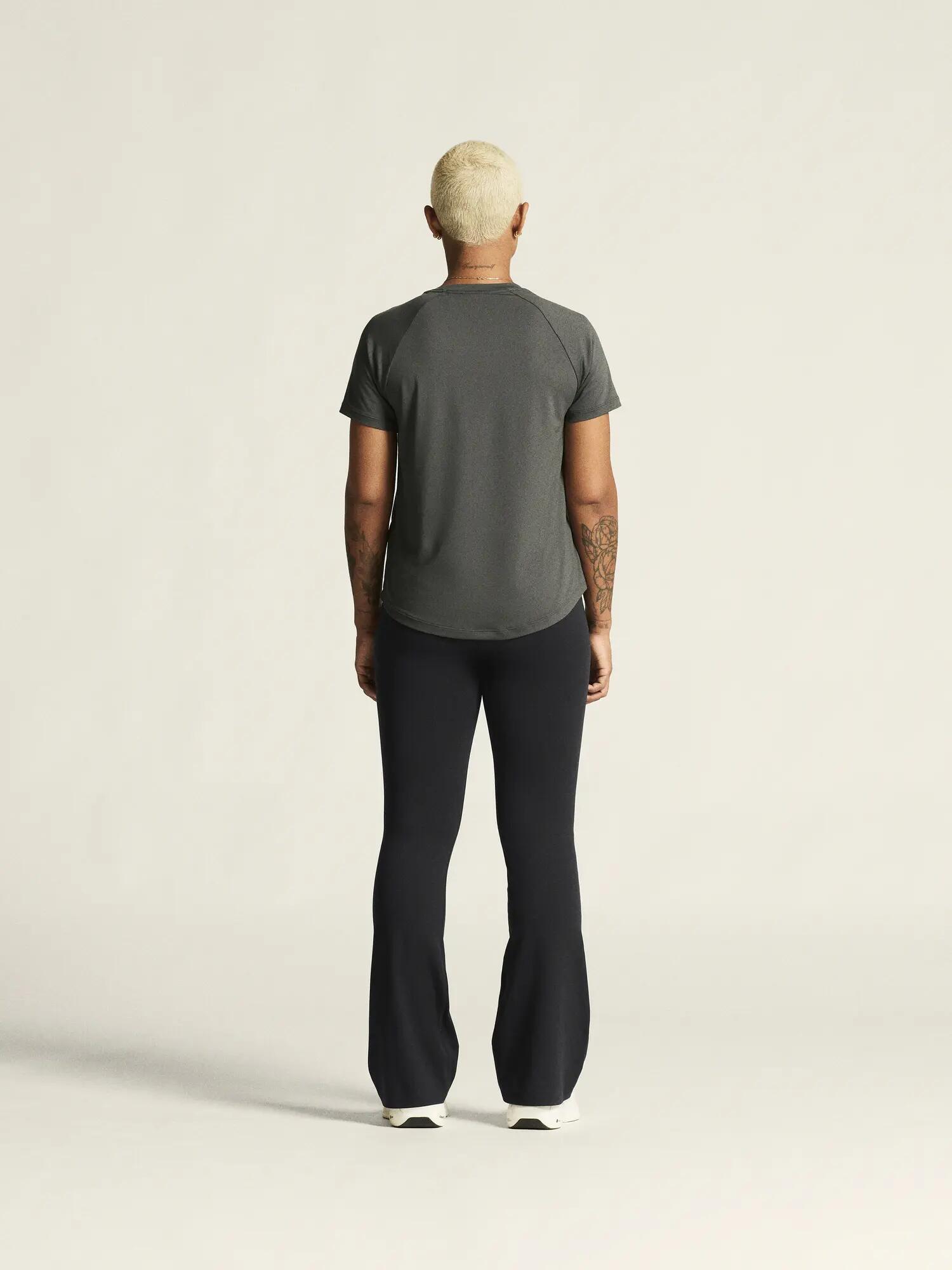 craft Collective SS Tee W aus recyceltem Polyester mit Stretch – Lava 3/7