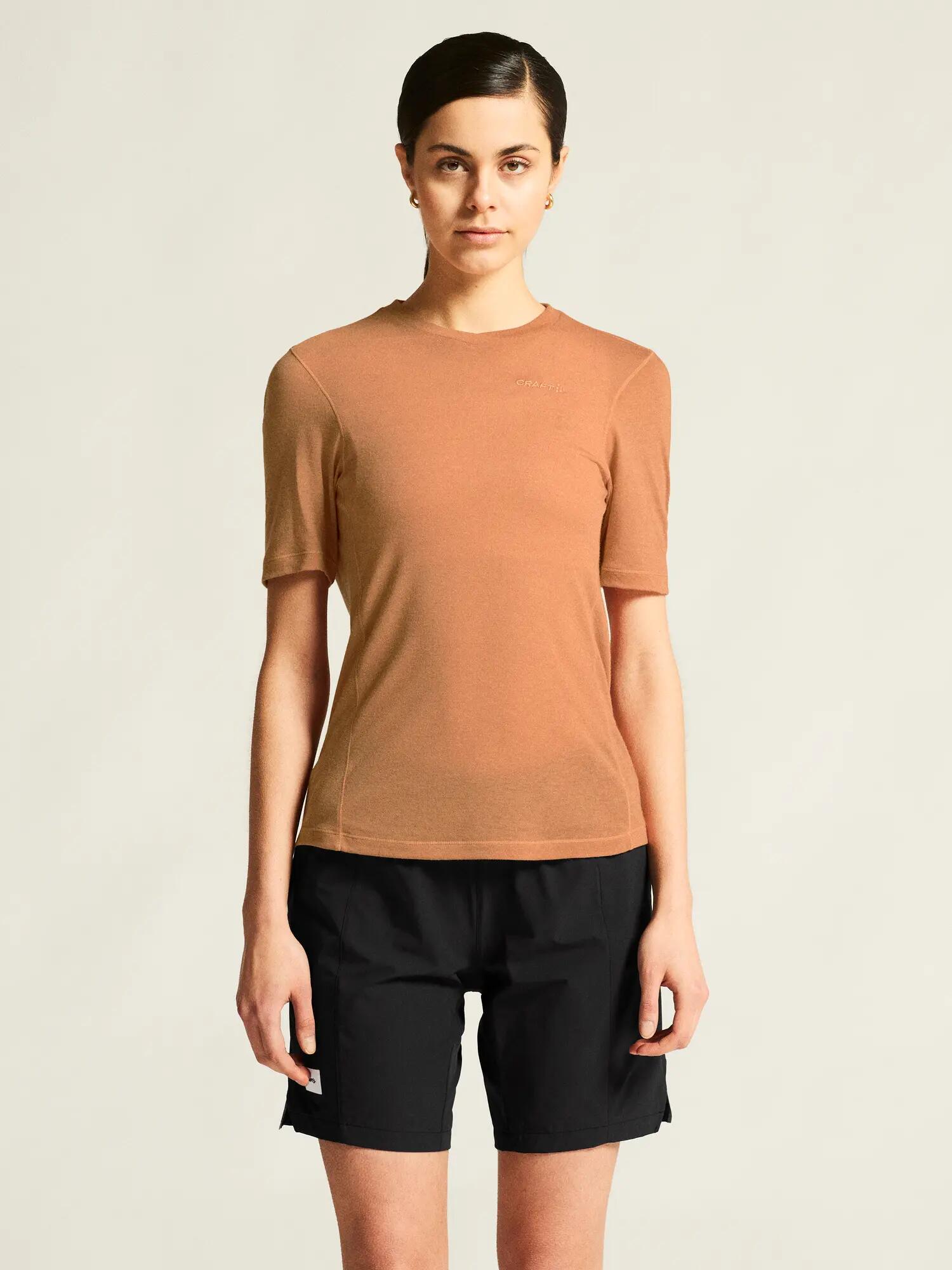 craft Everyday Wool SS Tee W — Merinowolle & Recycling-Polyester – Syrup/Melange 5/7