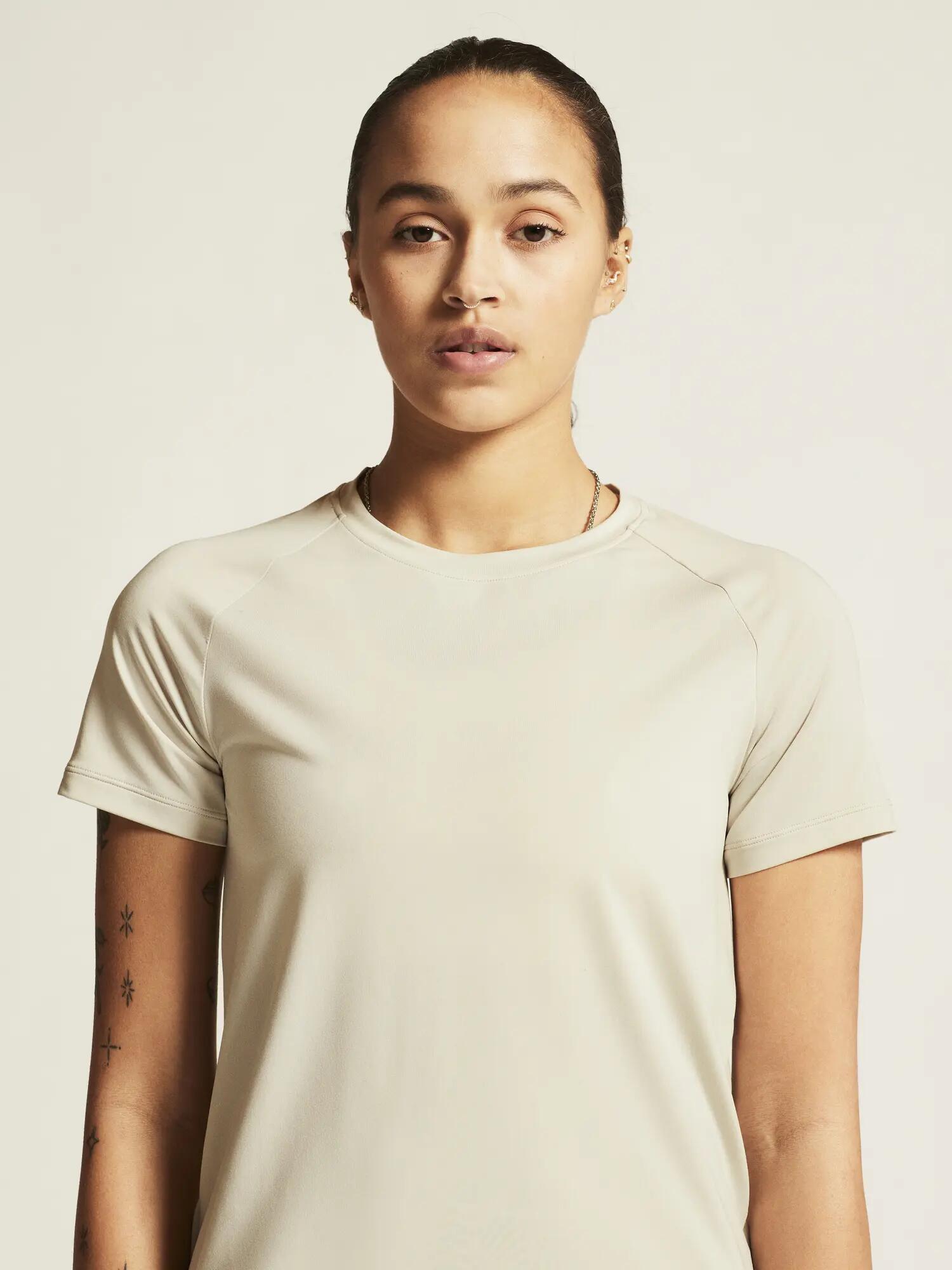 craft T-shirt Collective SS W en polyester recyclé stretch – Plaster 2/7