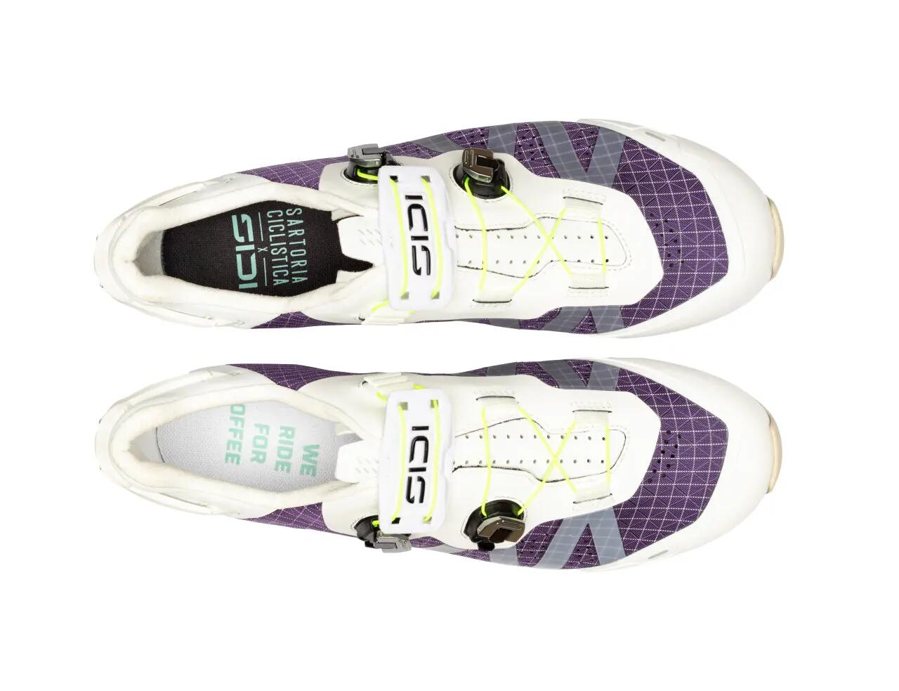 Koffiemolen 2 schoenen, wit en paars 3/6