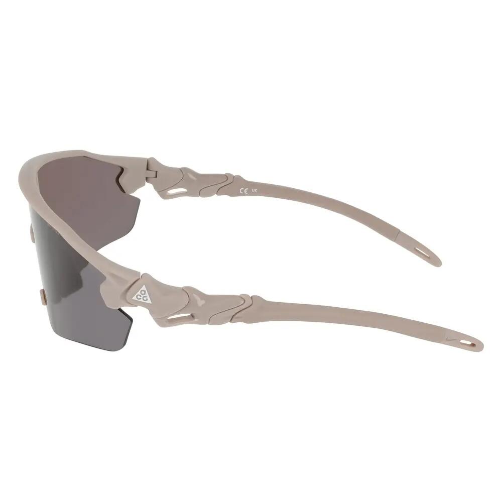 Zonnebril Nike ACG VISTA PEAK IQ9341X 009 van Geïnjecteerd Acetaat Unisex 71 mm 3/4
