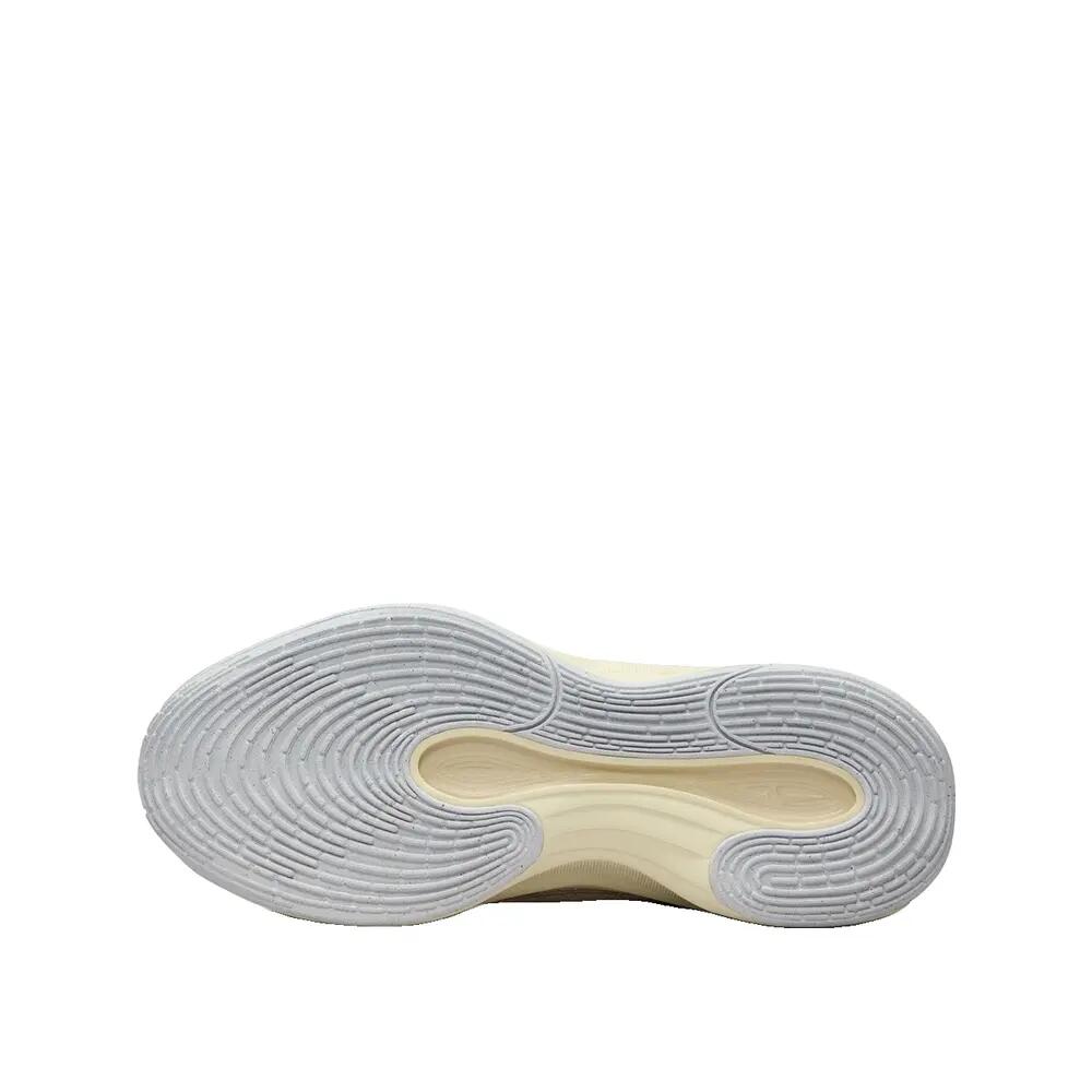 Chaussures de basketball Nike G.T. Hustle Academy Beige 2/6