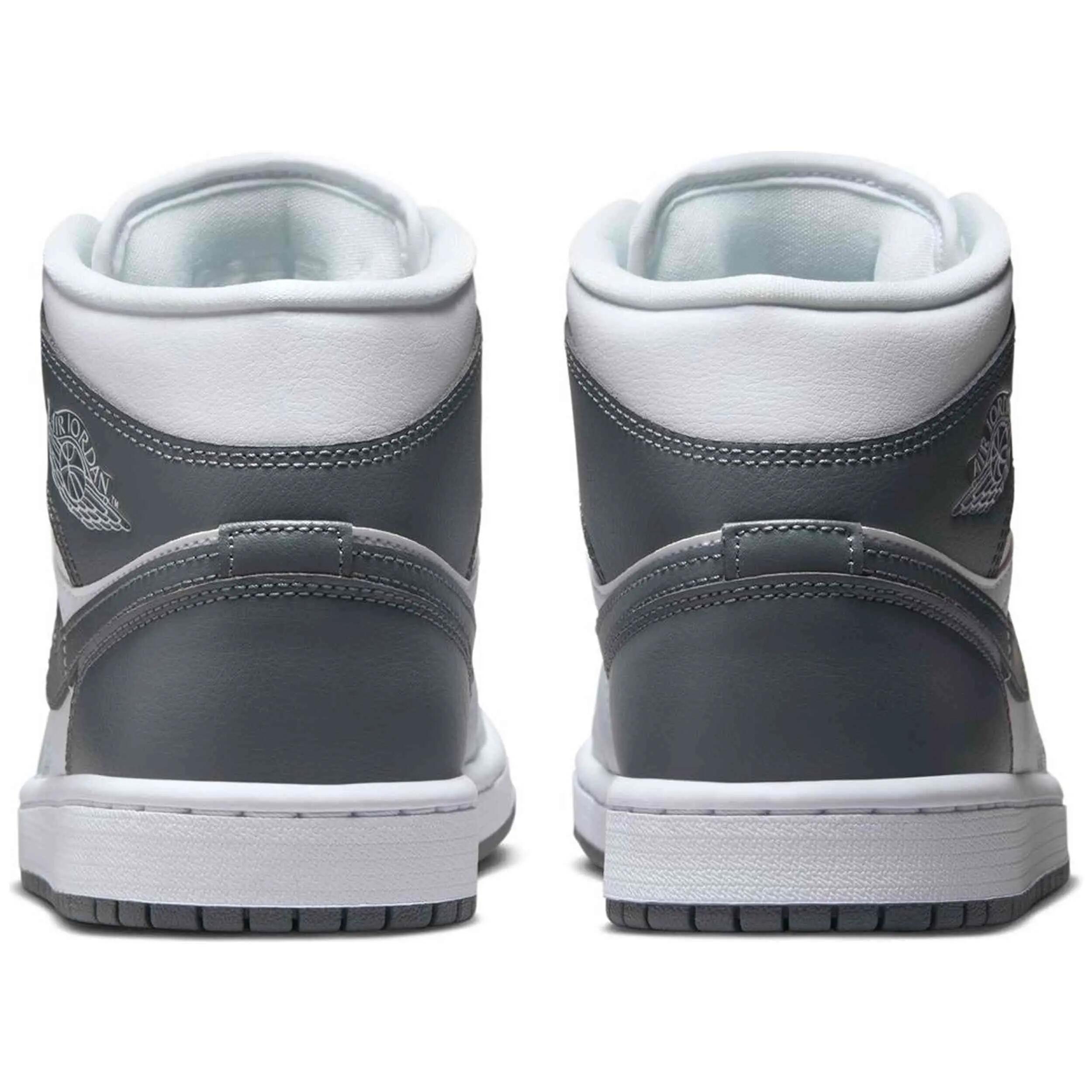 Sapatilhas Nike modelo WMNS AIR JORDAN 1 MID "Light Smoke Grey" para homem 2/5