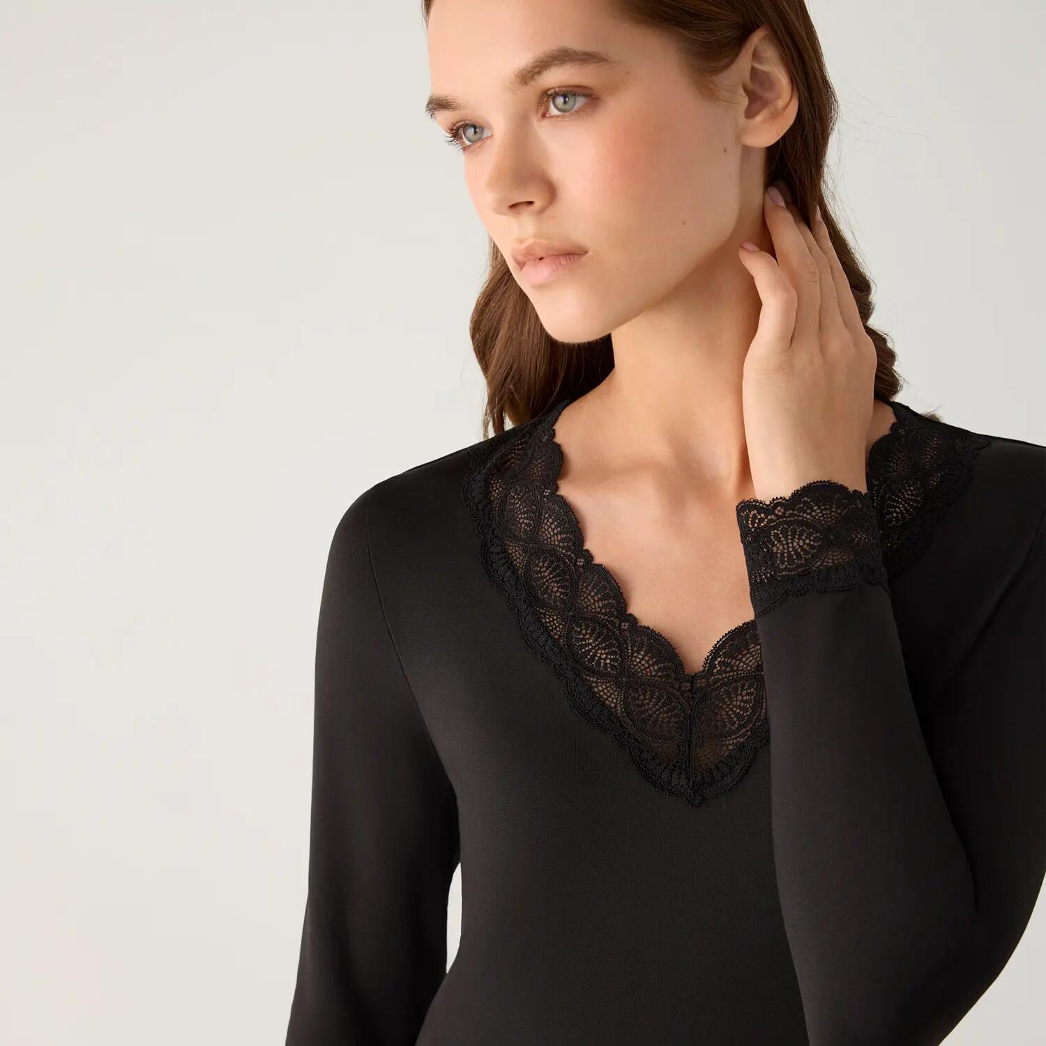 TÉRMICO Camiseta mujer manga larga encaje en escote y puños negro 3/3