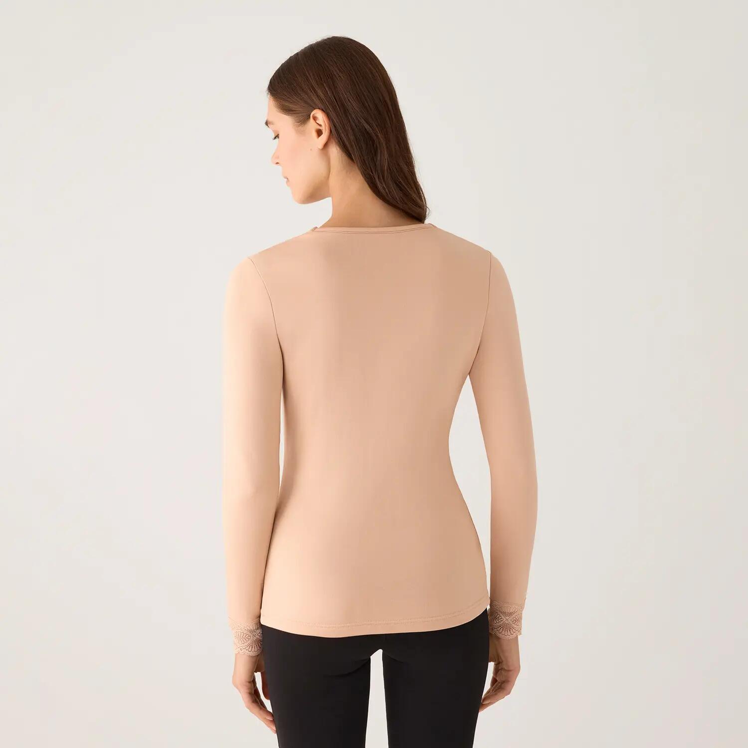 TÉRMICO Camiseta mujer manga larga encaje en escote y puños nude 2/3