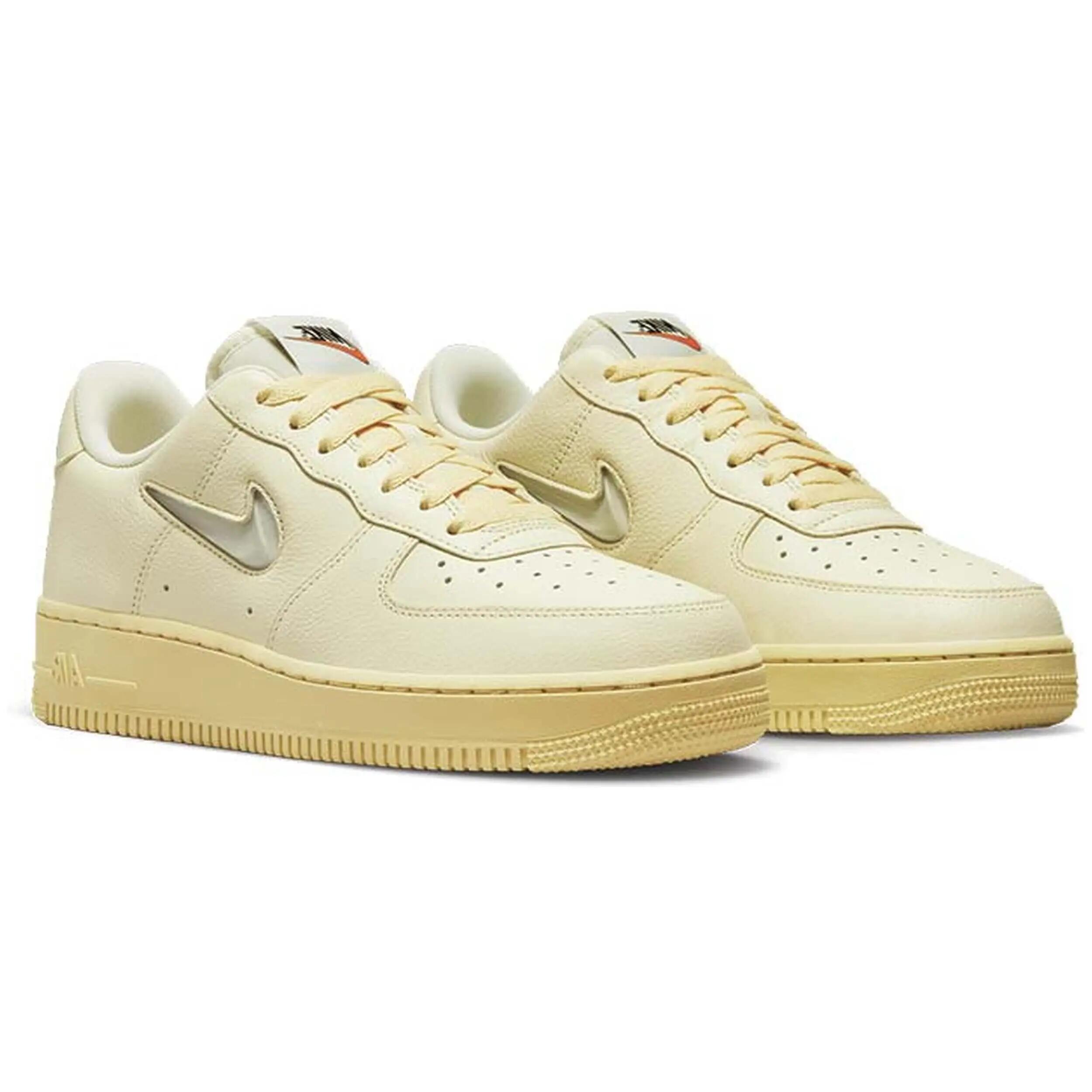 Zapatillas Nike modelo Air Force 1 Low LX para mujer 2/5
