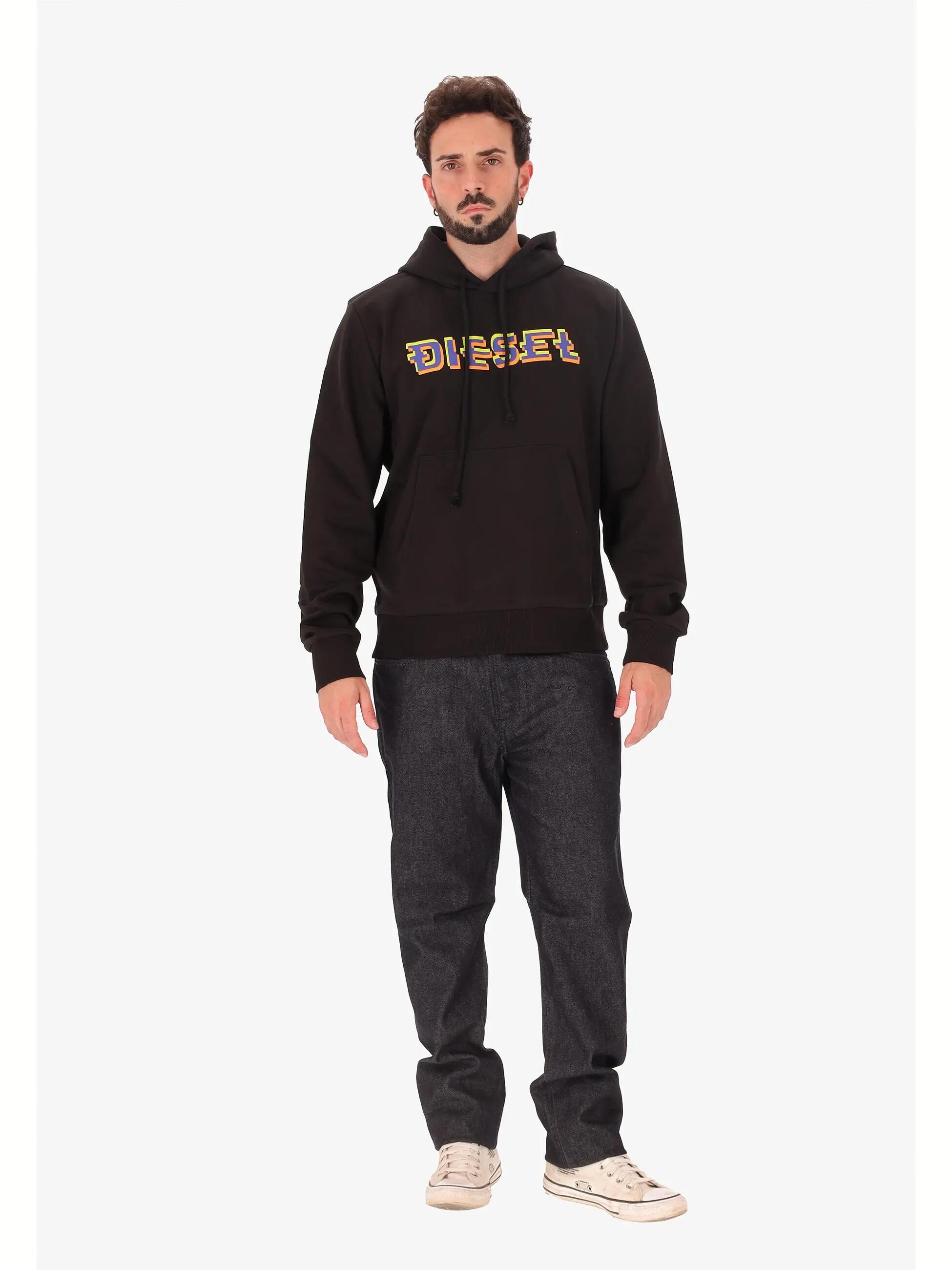 Hanorac bărbați Diesel negru cu glugă și logo colorat