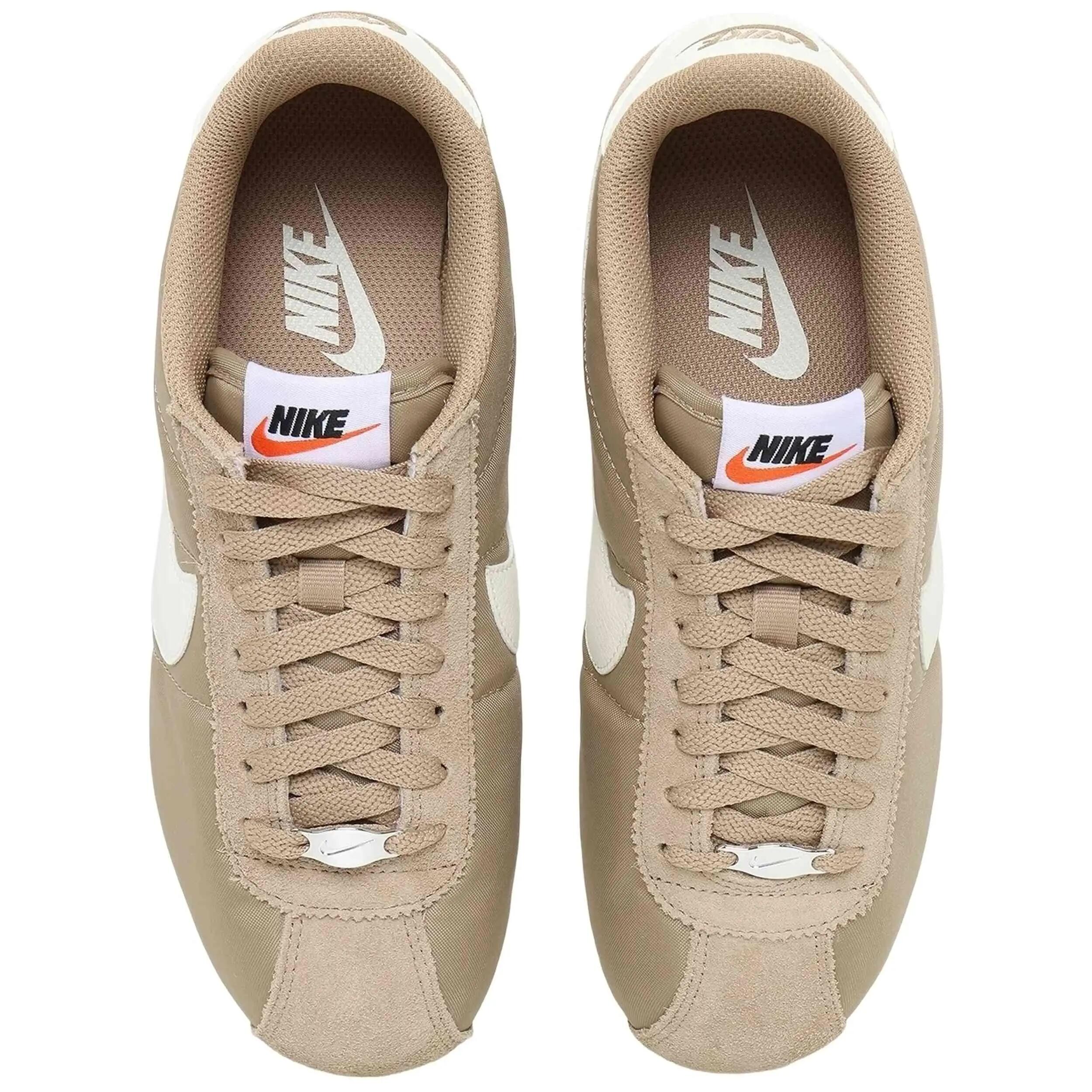 Zapatillas Nike modelo Cortez "British Khaki Black" para mujer 4/5