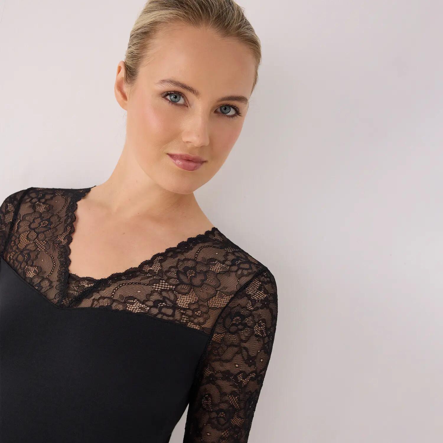 Top noir manches longues avec décolleté et manches en dentelle 3/4