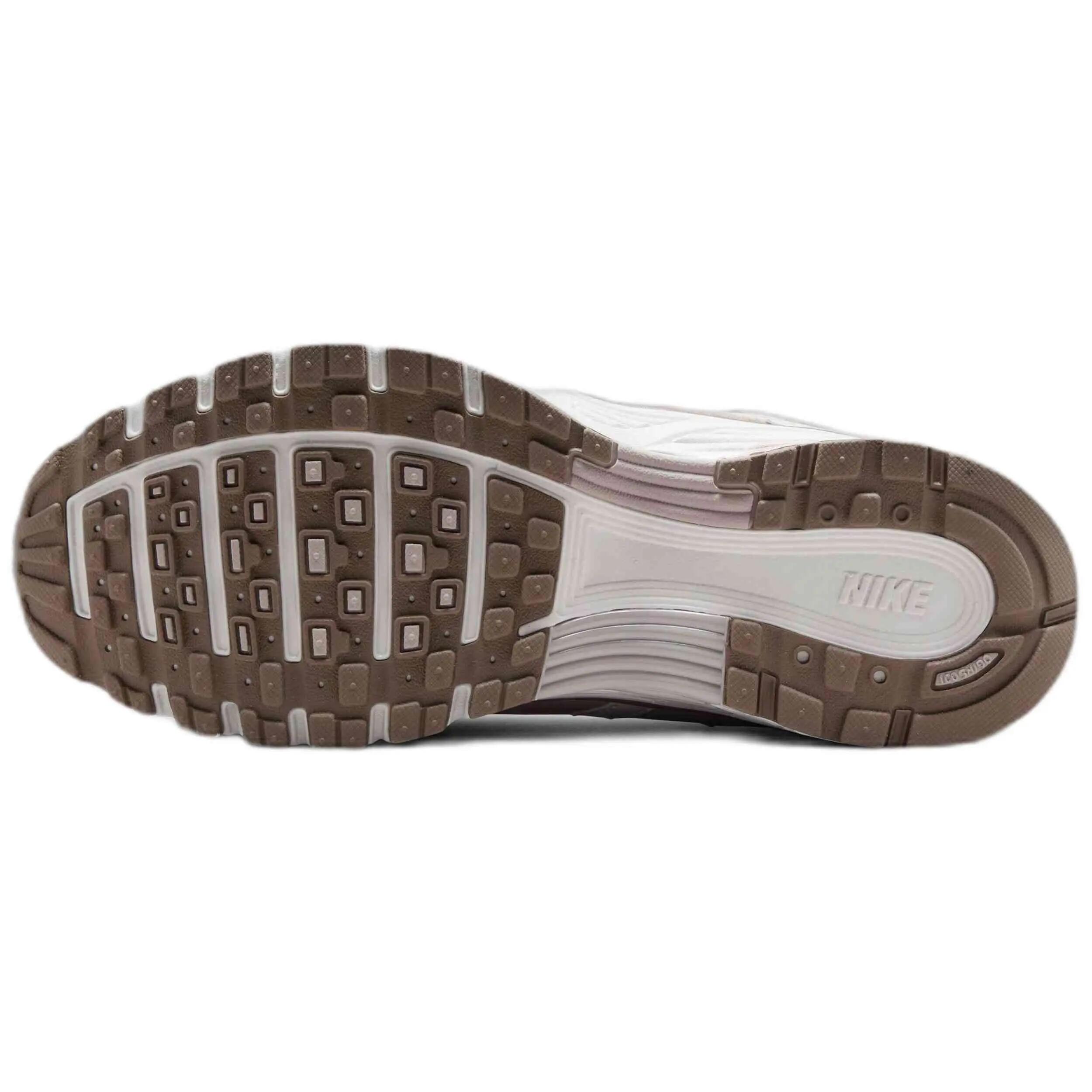 Scarpe Nike modello P-6000 per donne 2/5