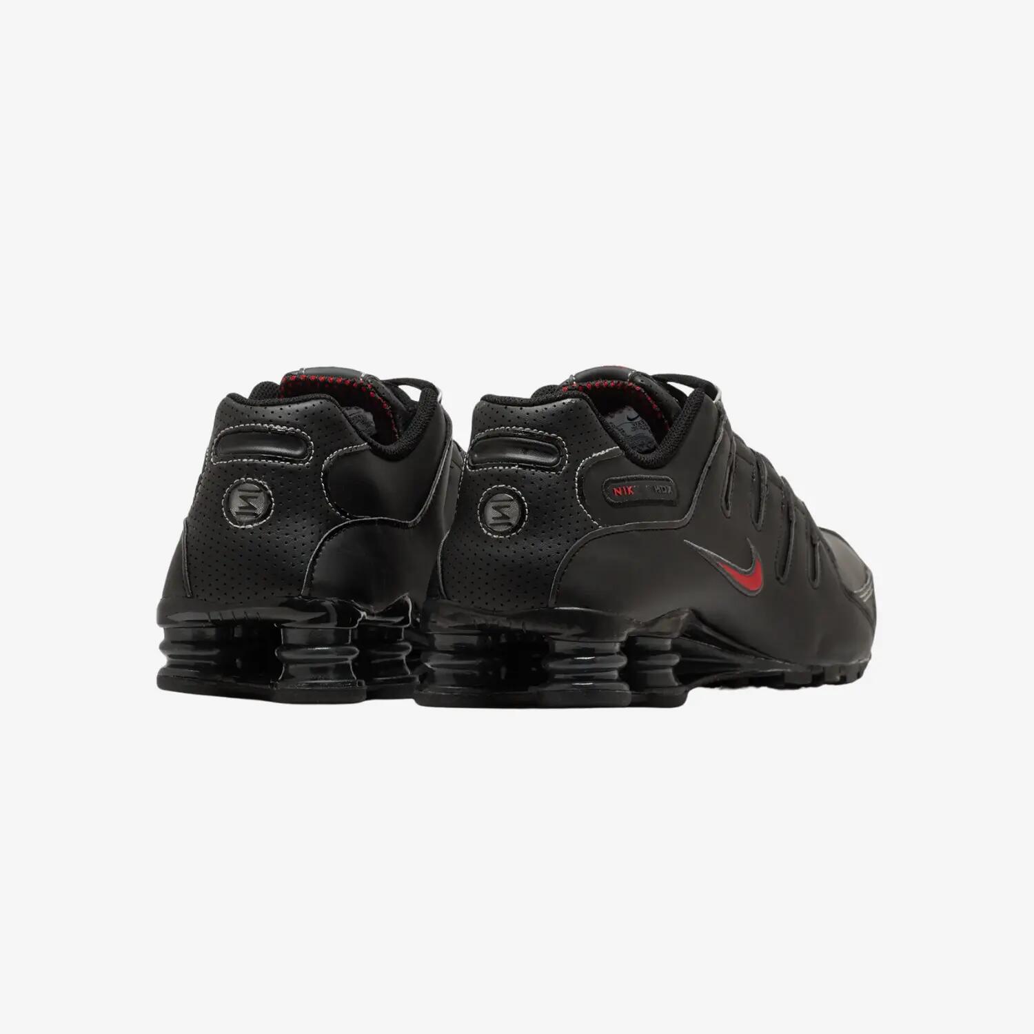 Nike Shox NZ pantofi sport bărbați negri cu detalii roșu intens 3/3