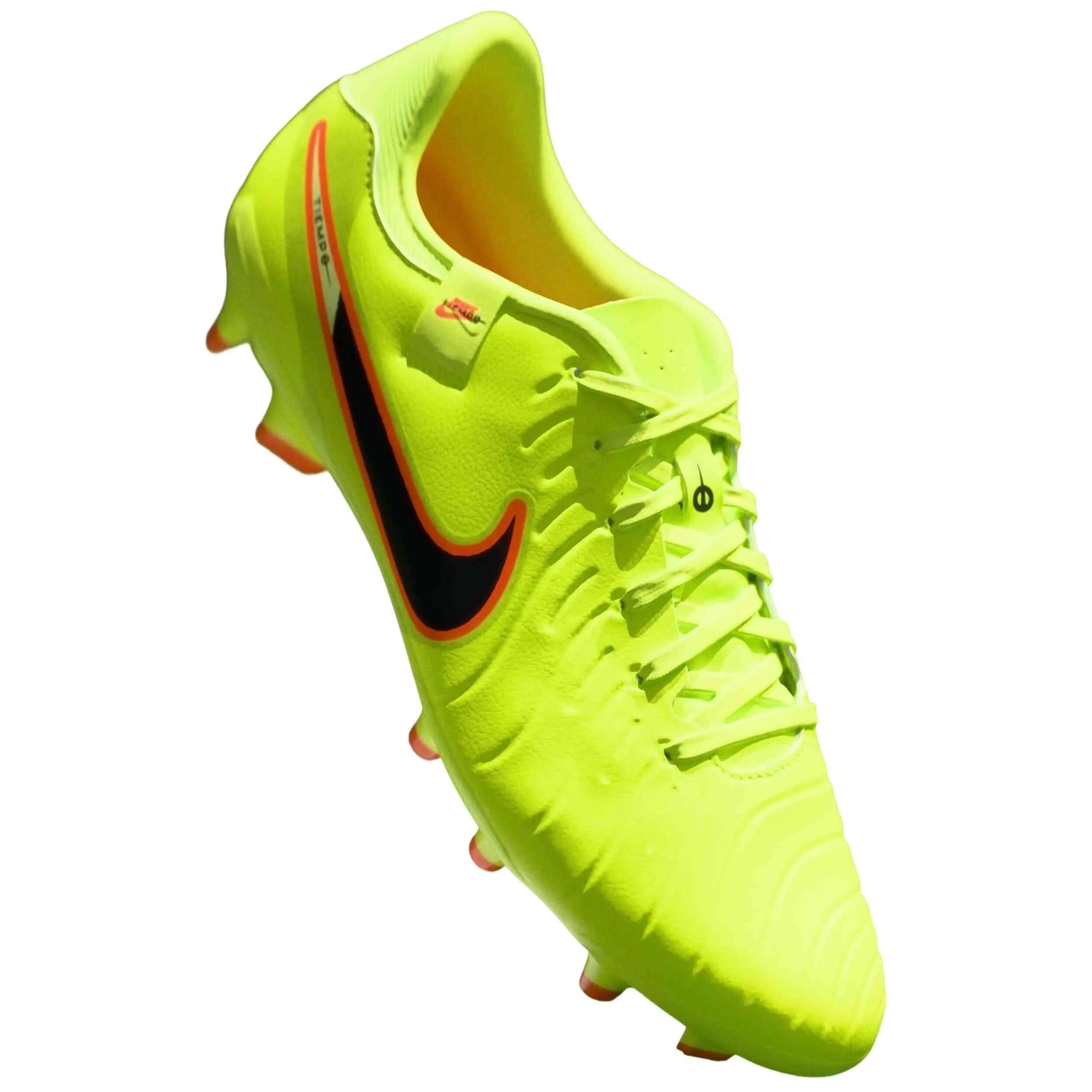 Scarpe da calcio Nike modello DV4337-701 per uomini 3/4