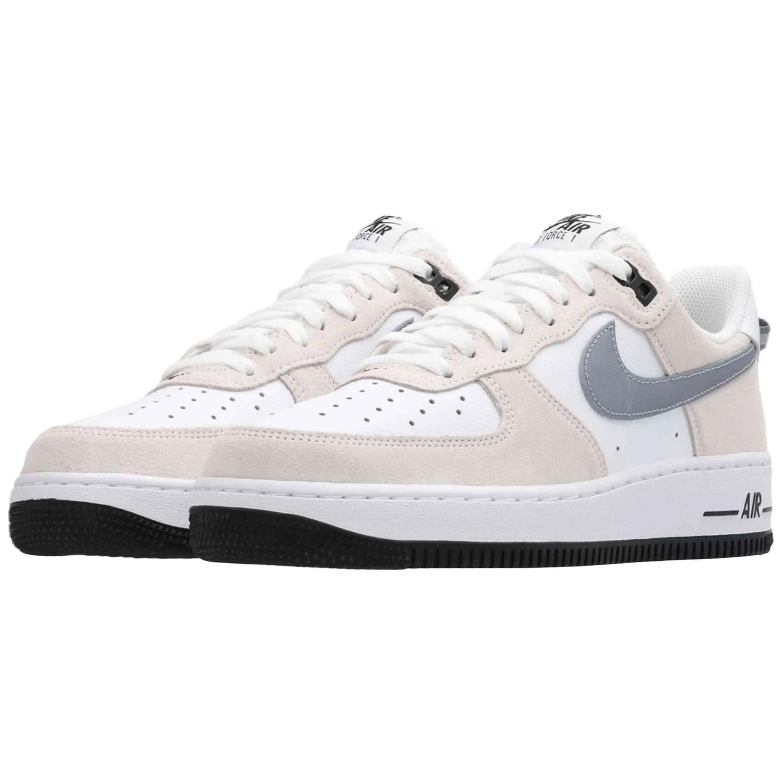 Baskets Nike modèle Air Force 1 '07 LV8 pour homme 3/4