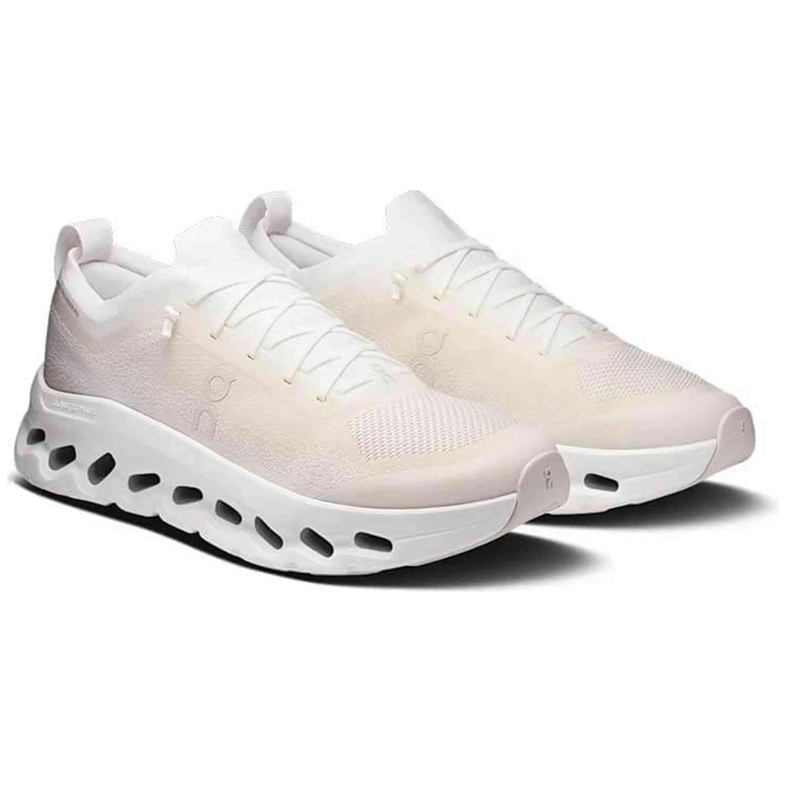 Schoen On model On Cloudtilt Moon W "White" voor vrouwen 2/4