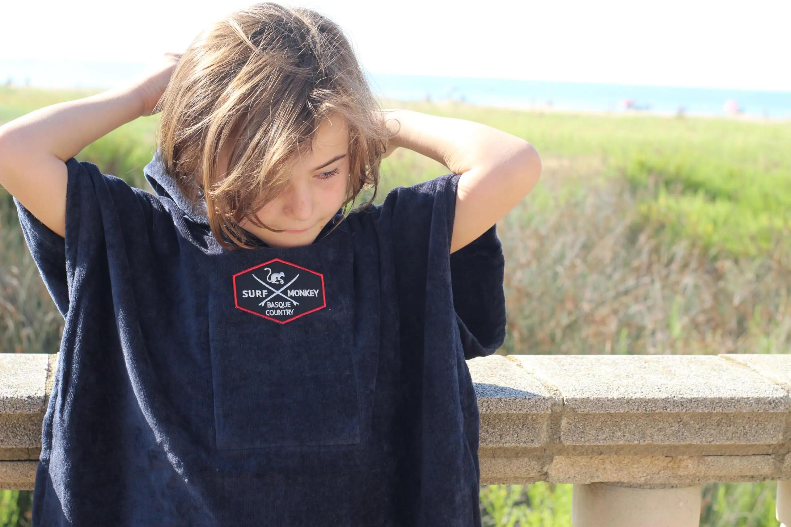 Kinderponcho aus Bio-Baumwolle (Marineblau, 6-10) 2/6