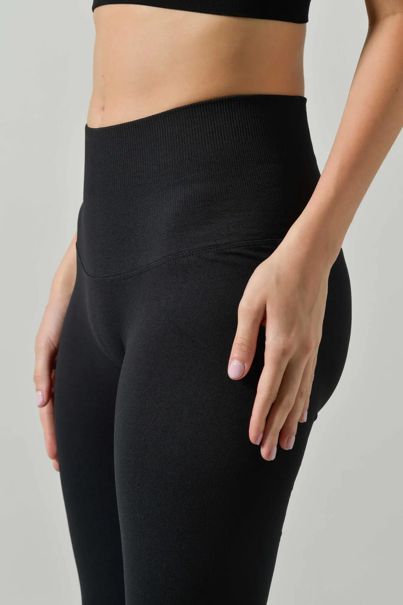 Dámské legíny Omm Yoga s vysokým pasem a push-up vzorem od Risalti Sculpt 3/4