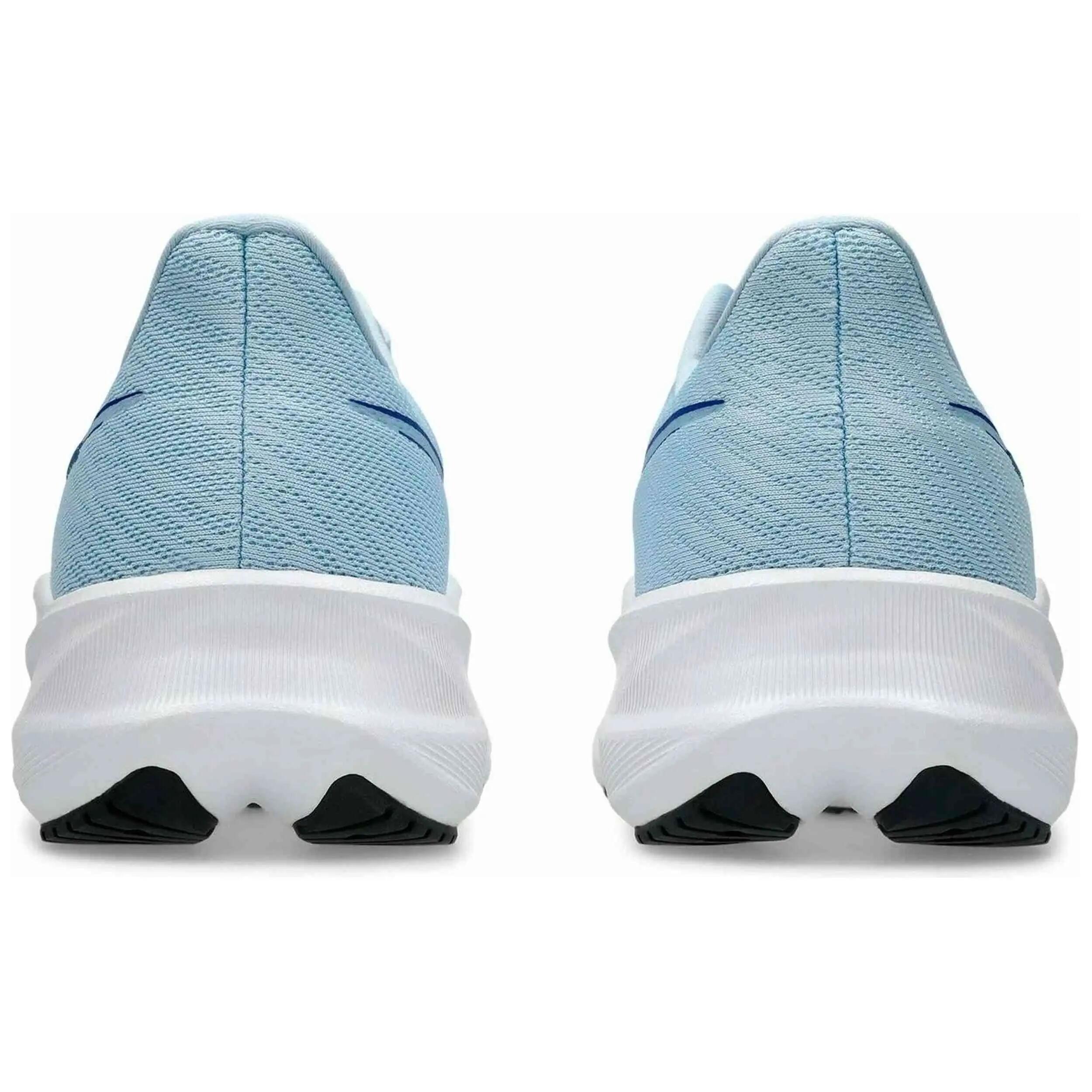 Laufschuhe Asics Modell VERSABLAST 4 "Solid Air/Prussian Blue" für männer 3/4