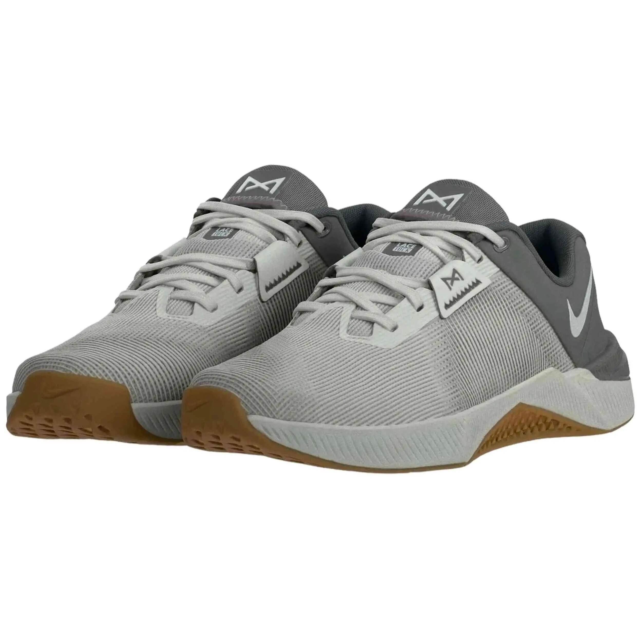 Zapatillas Nike modelo Metcon 10 "Photon Dust/Pencil Point/Grey Fog/ para hombre 3/4