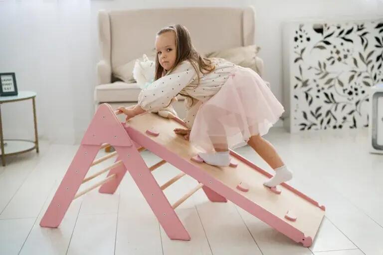 Holz-Kletterdreieck für Kinder indoor mit Rutsche Moon 2/7