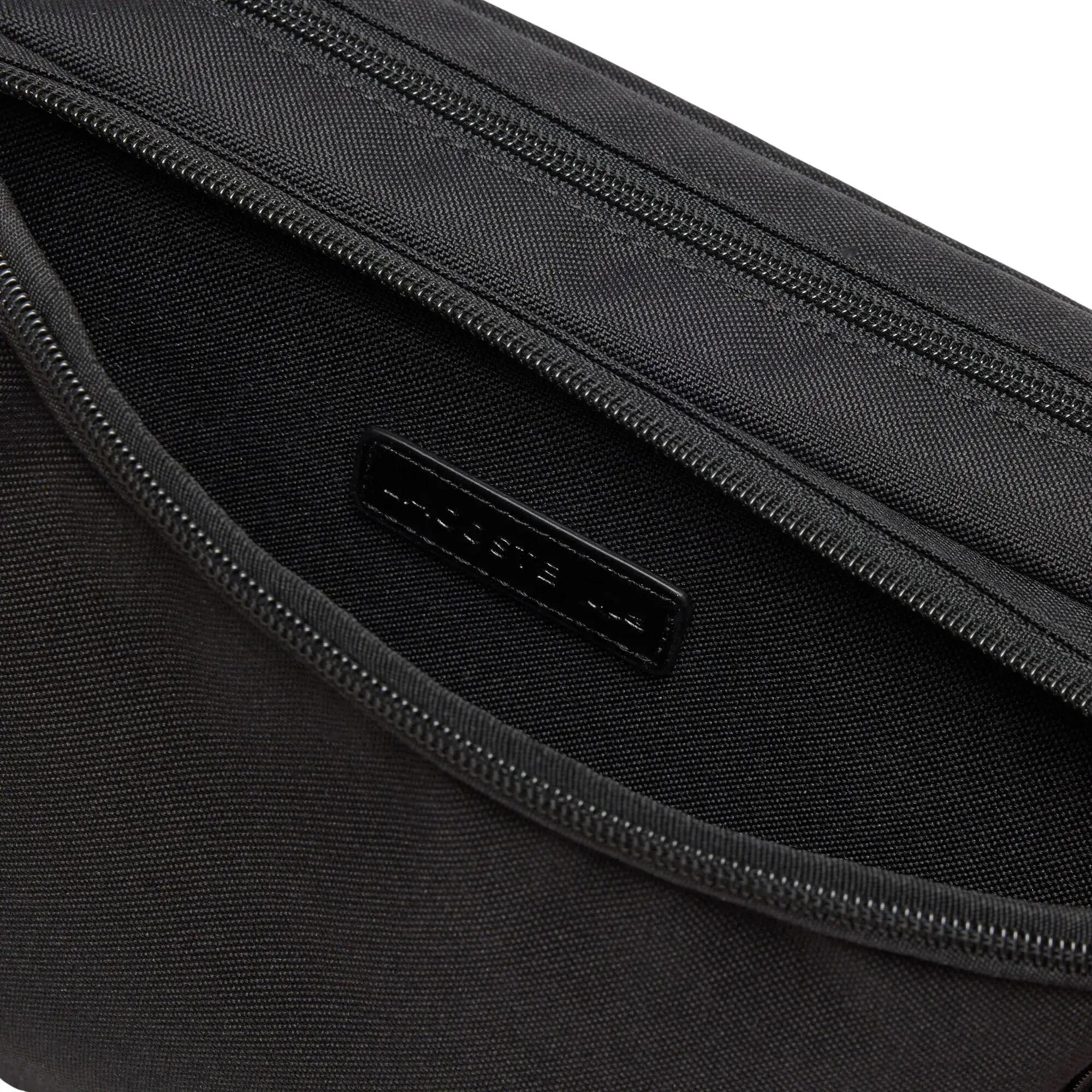 Neceser Negro Lacoste Neocroc Noir de Lineas Clásicas y Elegantes 3/5