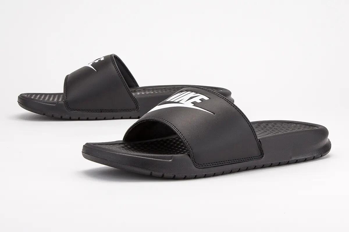 Chinelas - Praia - Mulher - Nike Benassi - Preto/Branco 8/10