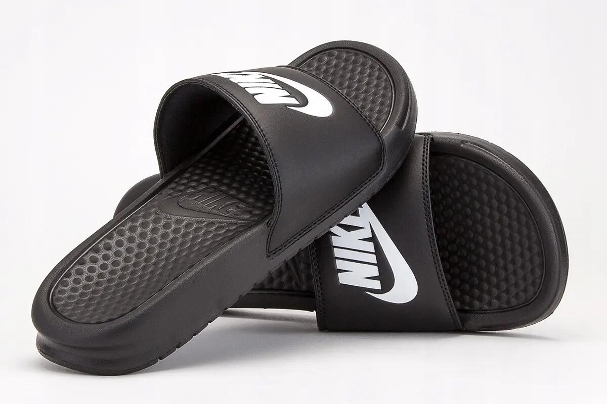 Chinelas - Praia - Mulher - Nike Benassi - Preto/Branco 10/10