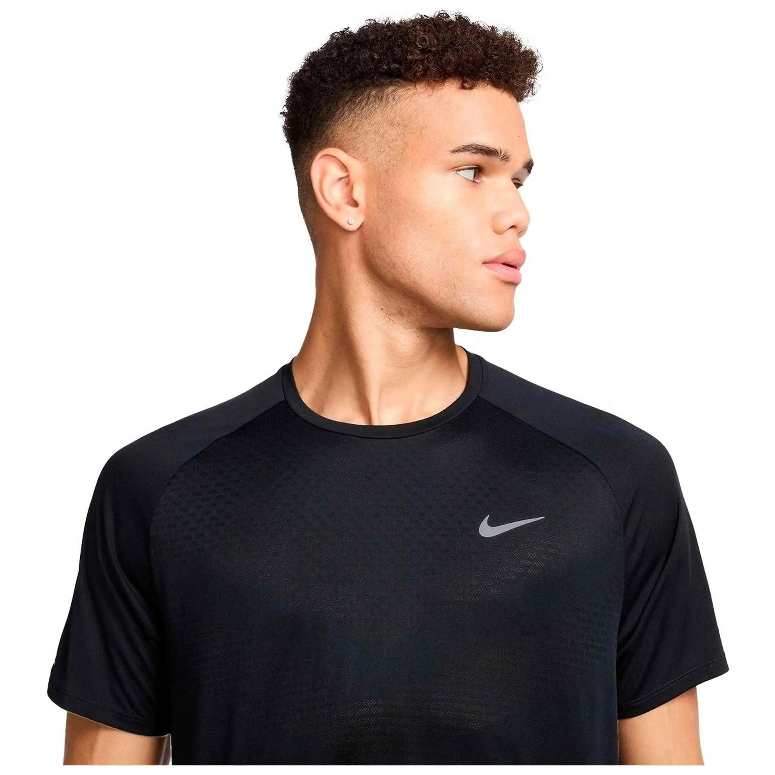 T-shirt Nike modelo HV5203-010 para homem 3/5