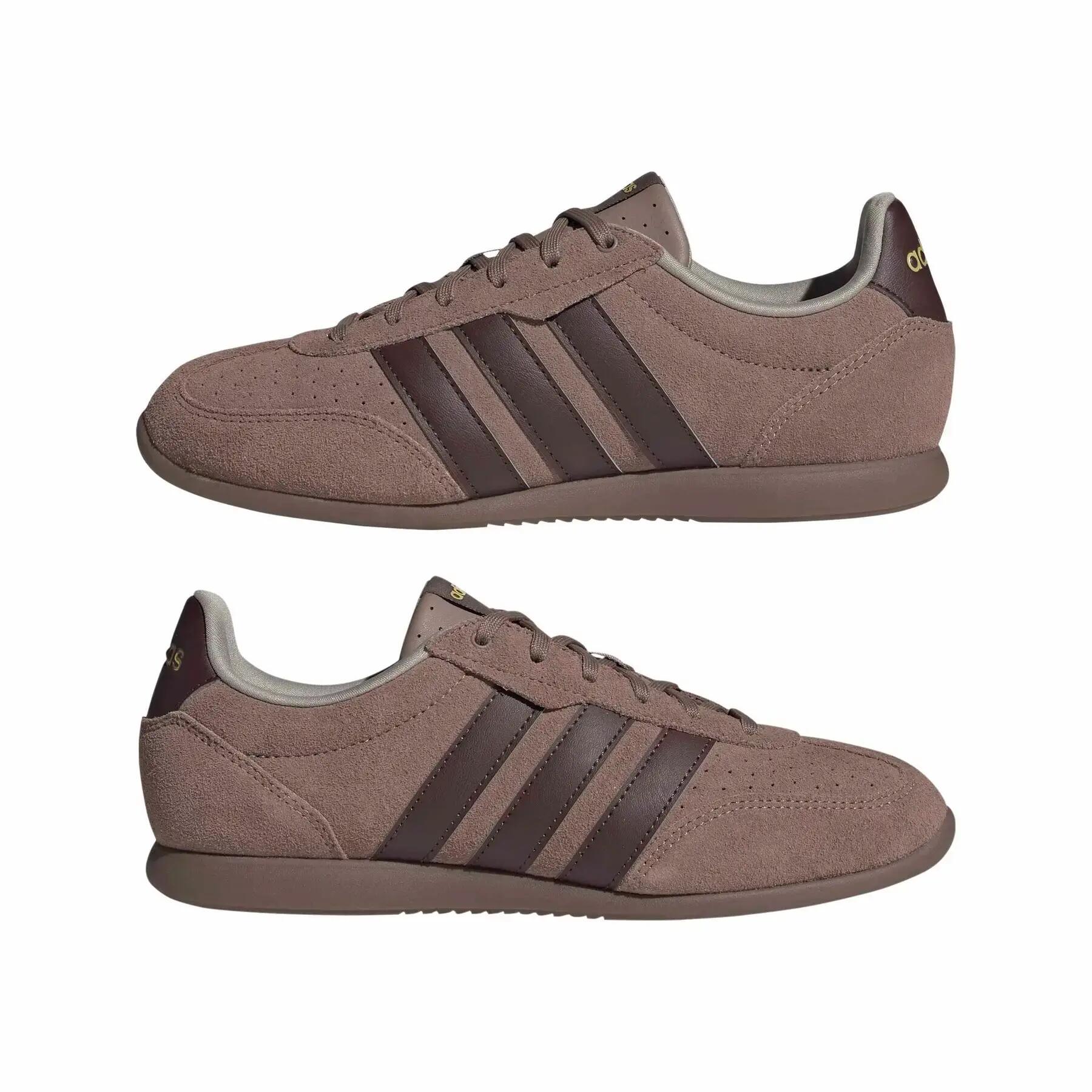 Buty sportowe damskie adidas Barreda LO 3/7