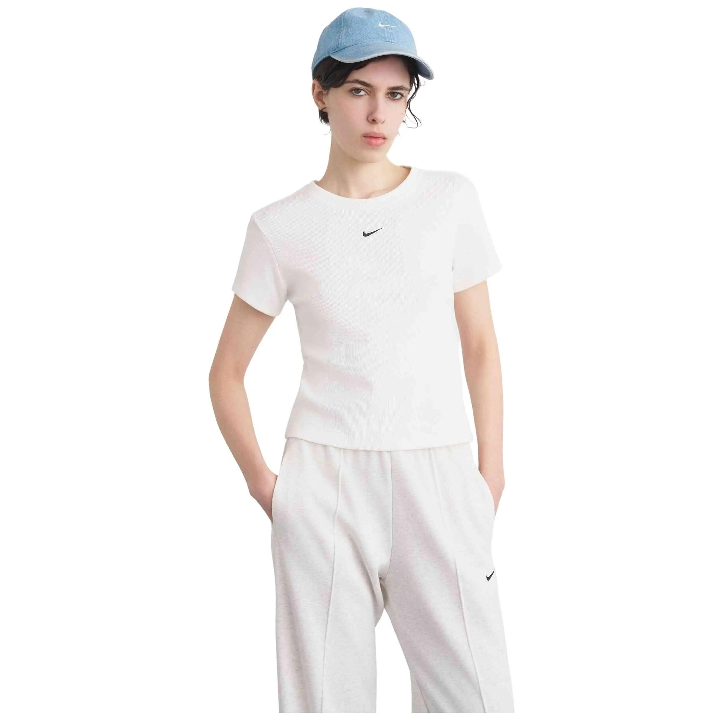 Camiseta de manga corta Nike modelo HV4994-100 para mujer 4/4