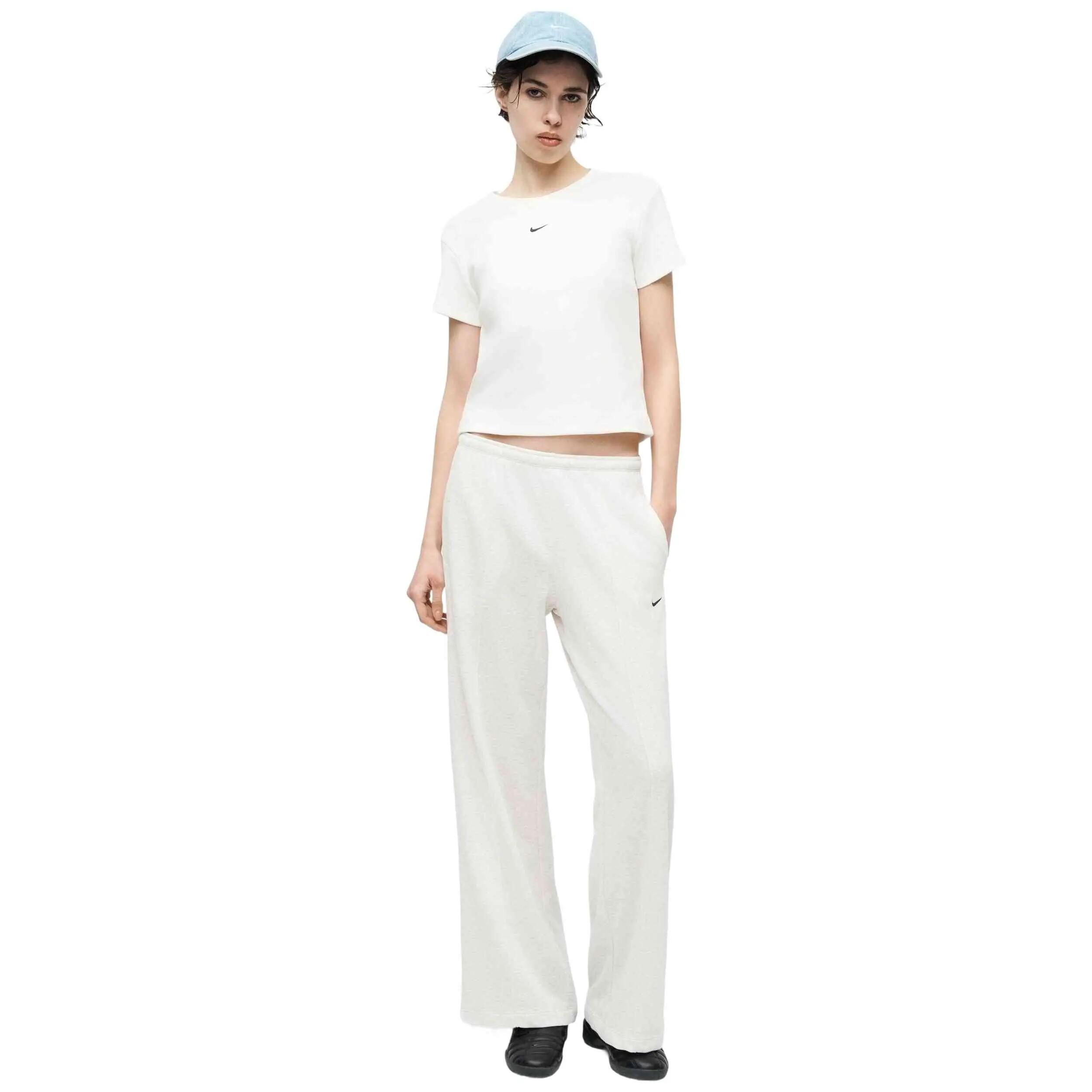 Camiseta de manga corta Nike modelo HV4994-100 para mujer 3/4