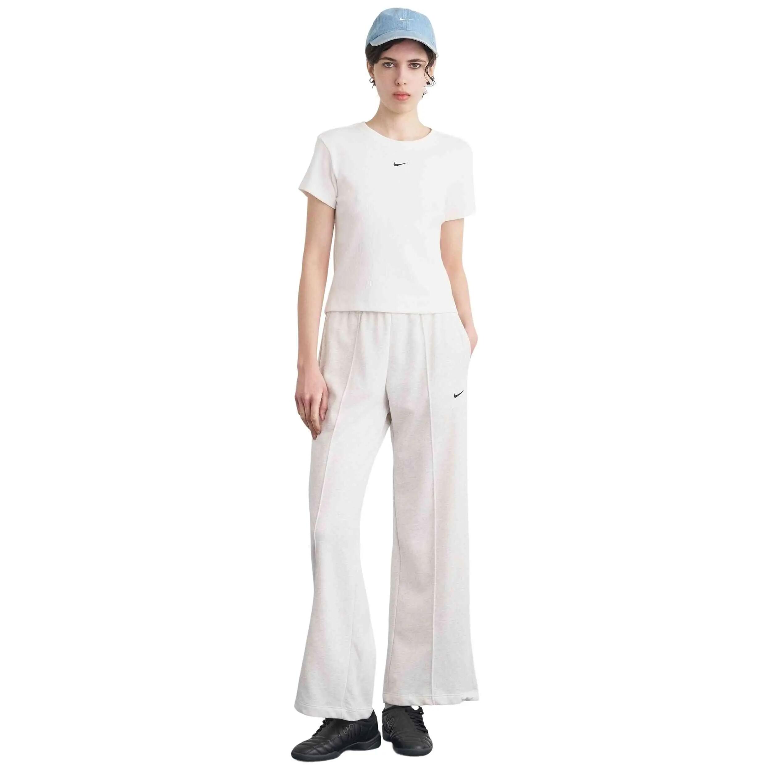 Camiseta de manga corta Nike modelo HV4994-100 para mujer 2/4
