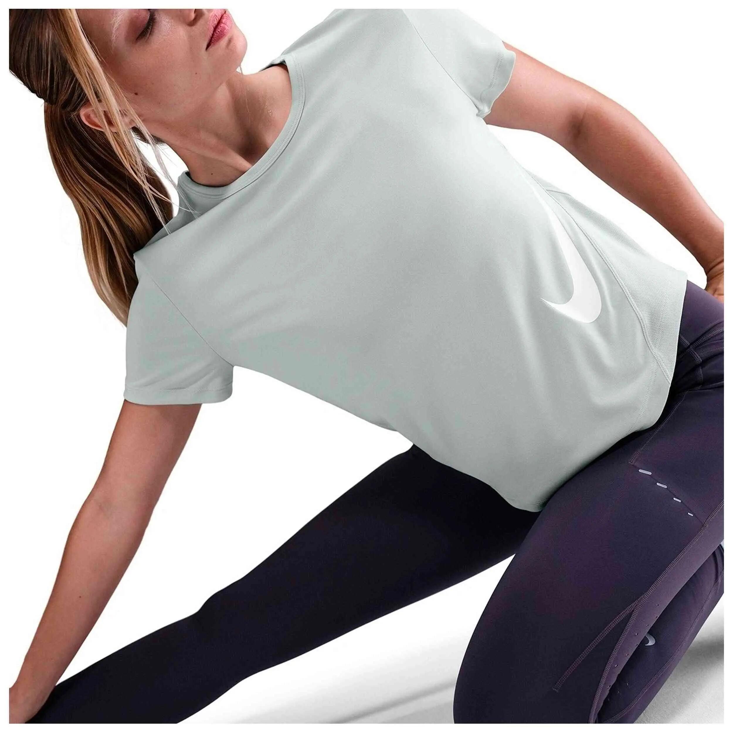 T-shirt Nike modèle HV2772-034 pour femmes 3/5