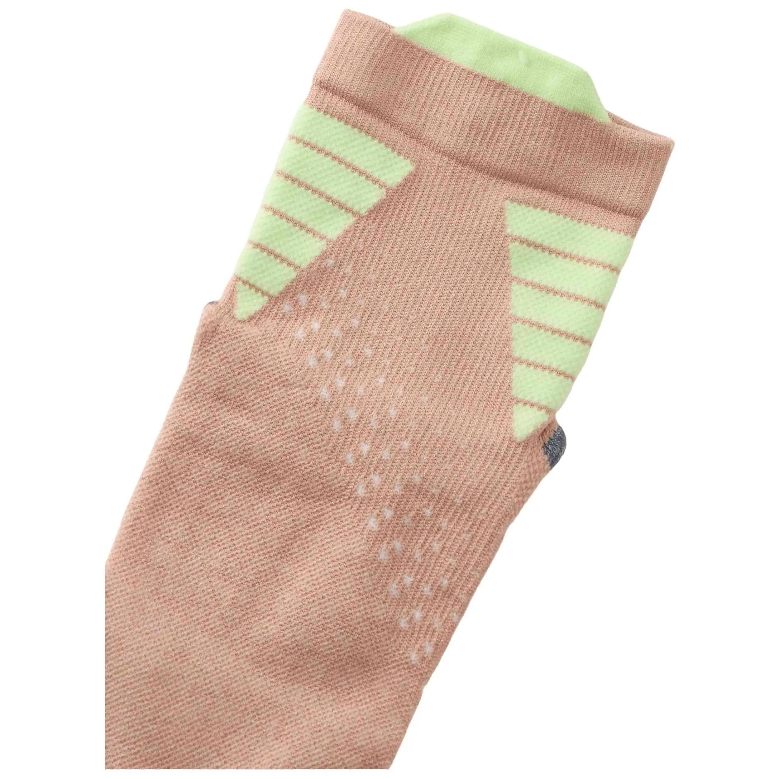 Calcetines Asics modelo FUJITRAIL QUARTER SOCK "Rose Dust" para unisex 2/2