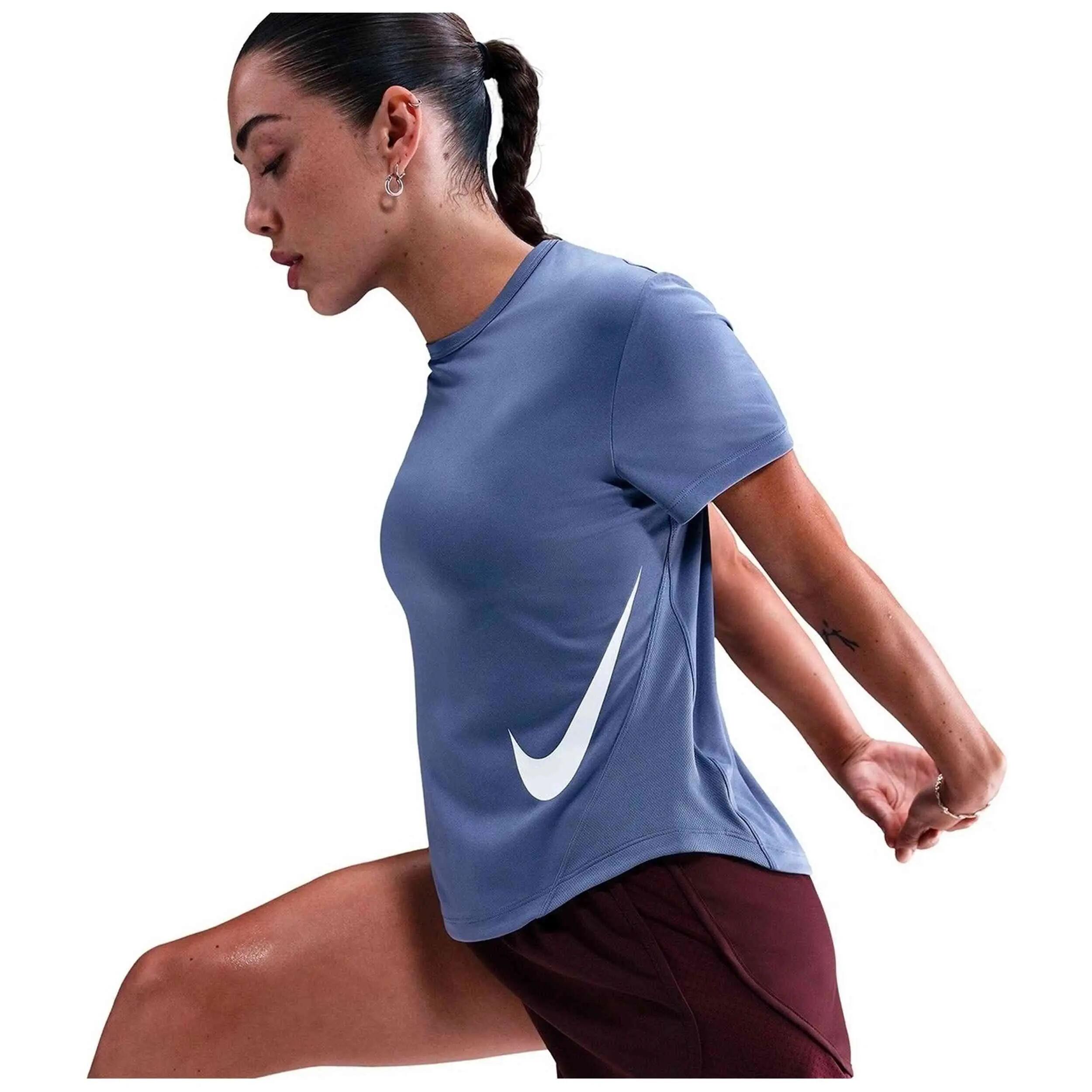 Maglia a maniche corte Nike modello HV2772-499 per donne 5/5