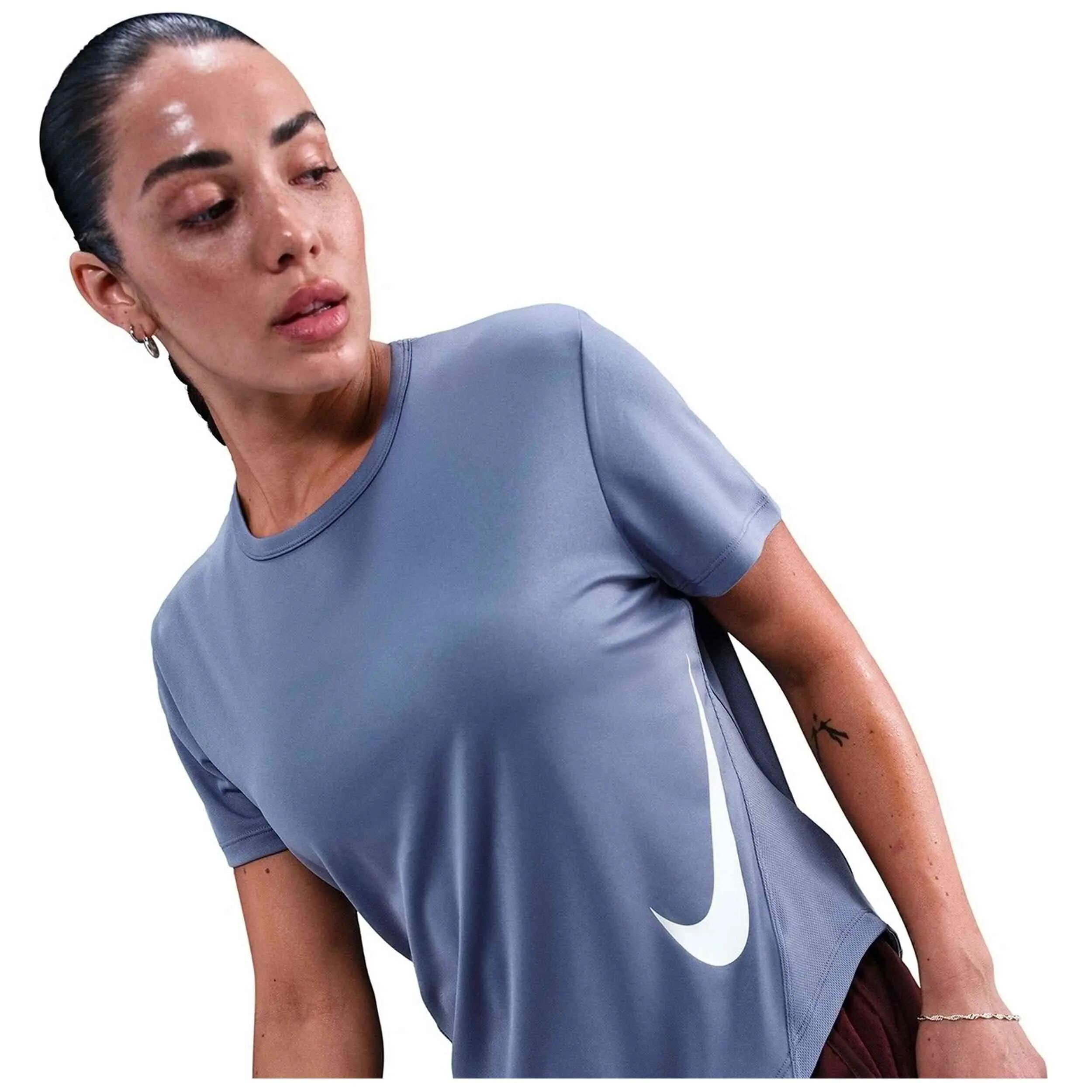 Maglia a maniche corte Nike modello HV2772-499 per donne 3/5