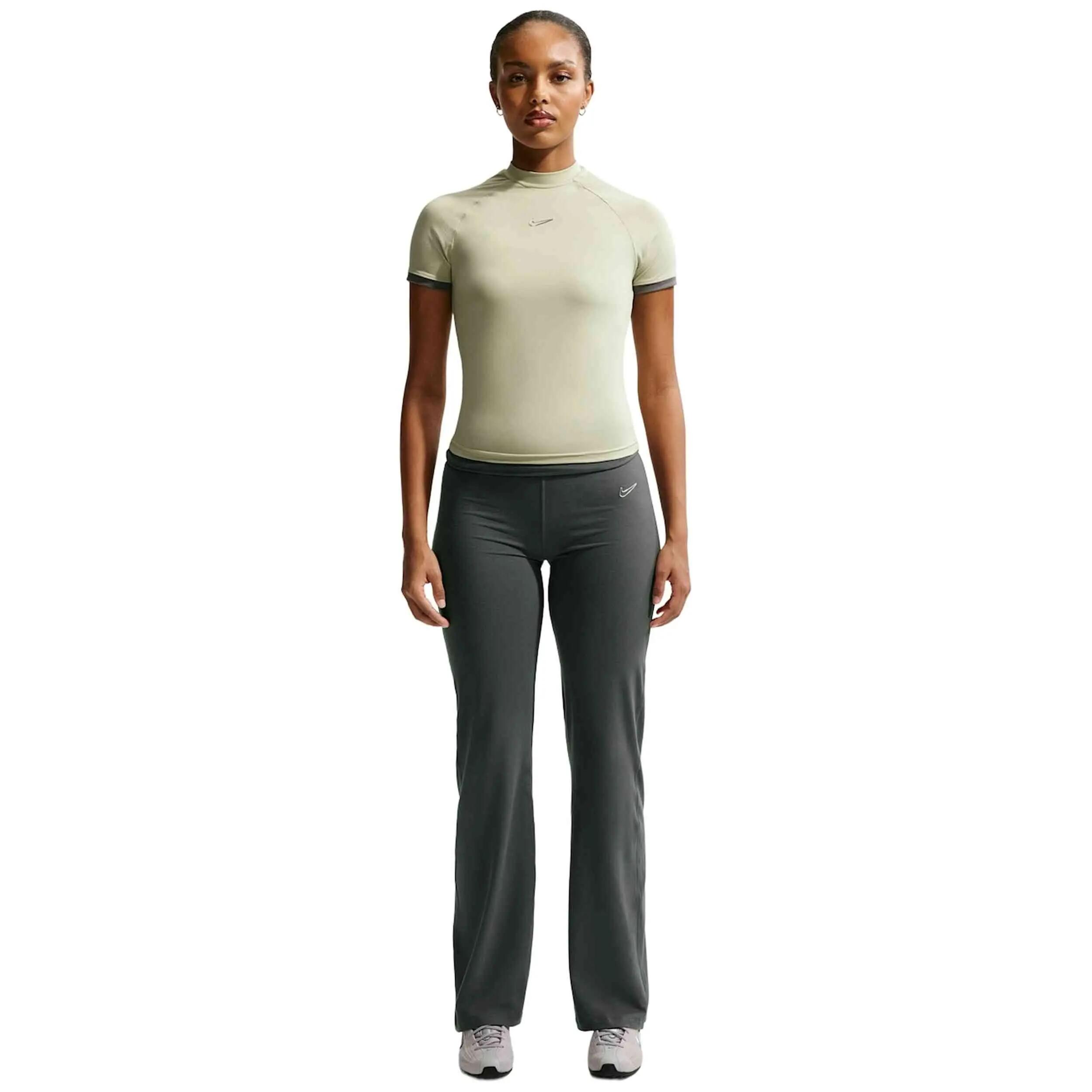 Camiseta de manga corta Nike modelo T Shirt para mujer 4/5