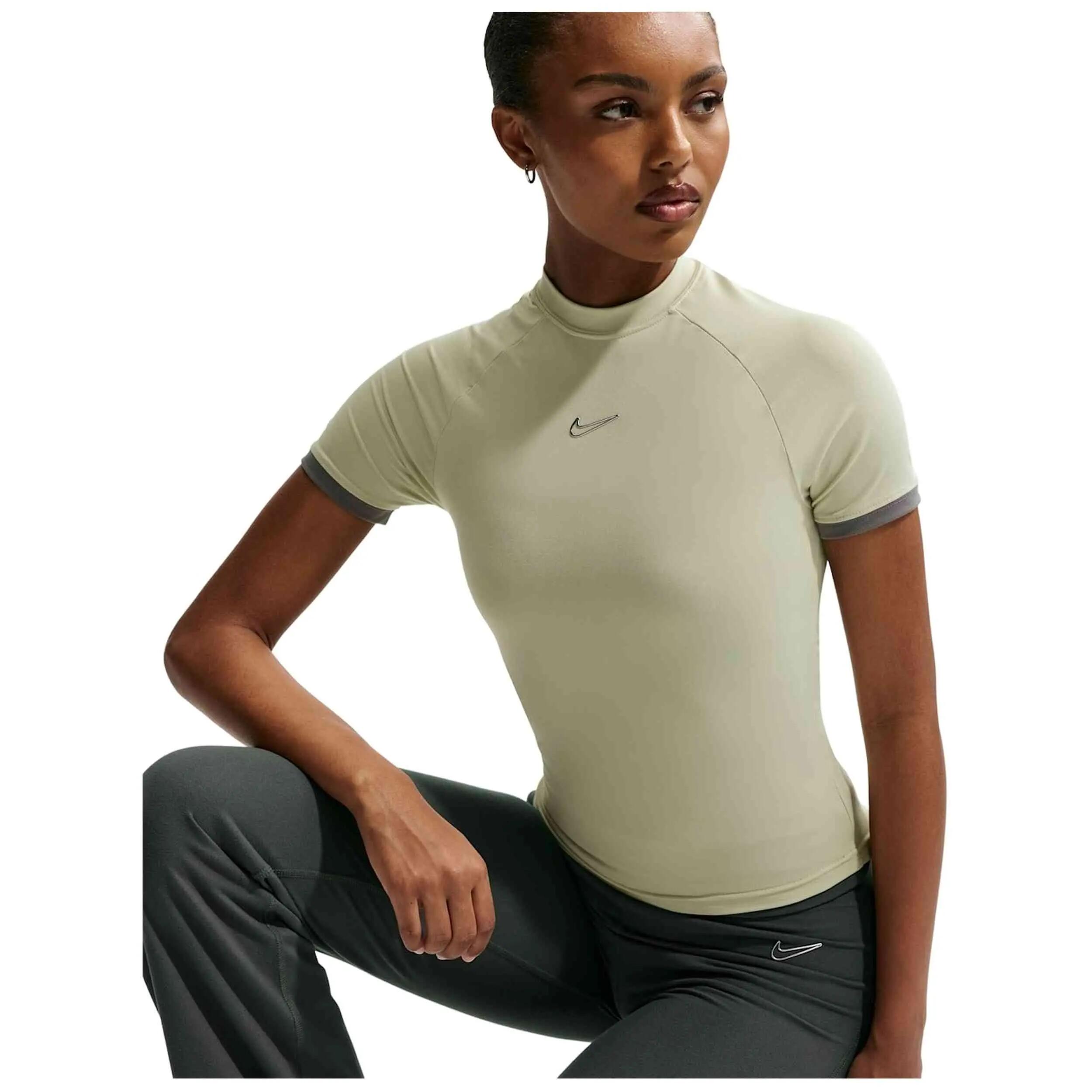 Camiseta de manga corta Nike modelo T Shirt para mujer 3/5