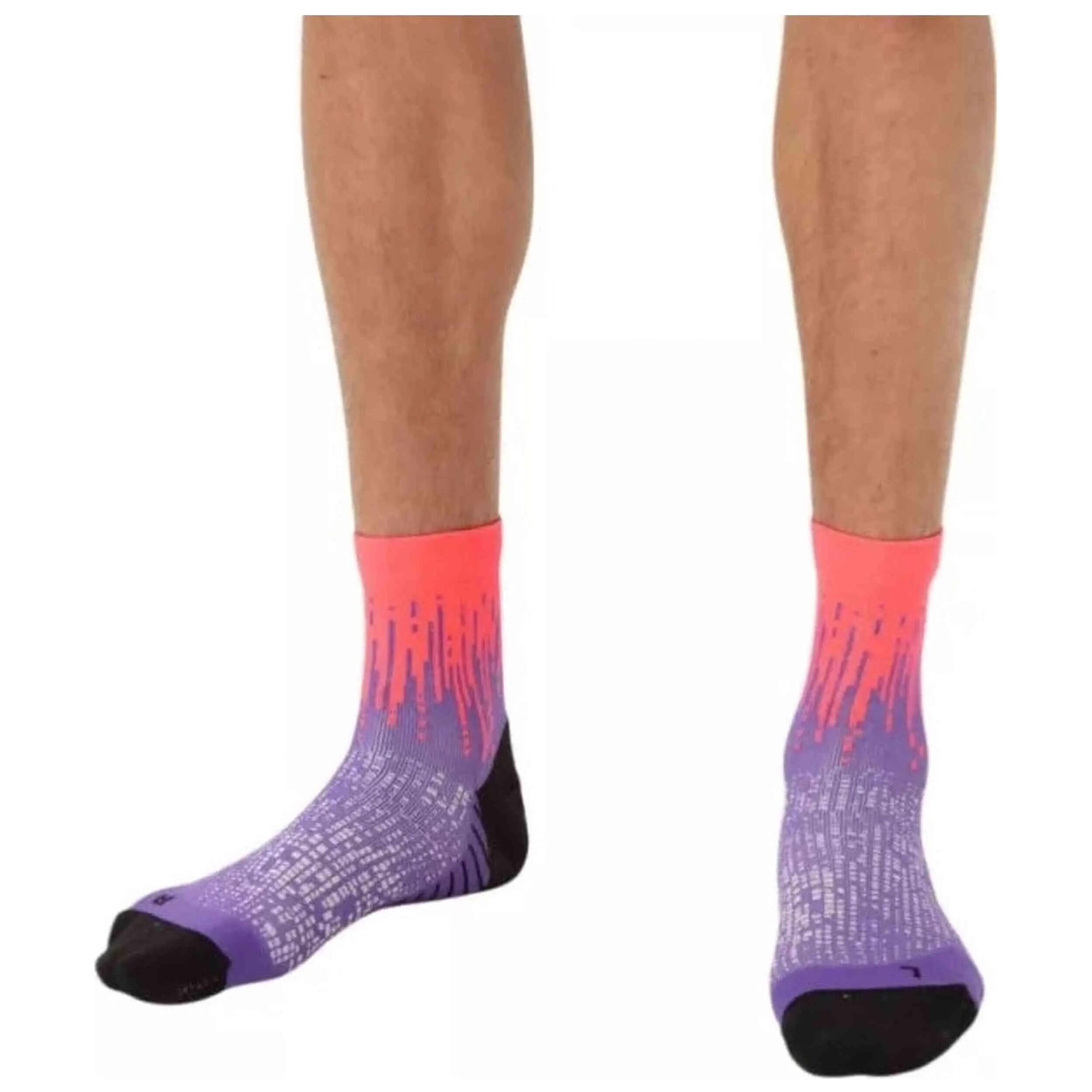 Calcetines Asics modelo Performance Run quarter sock "Purple/Coral" para unisex 3/4