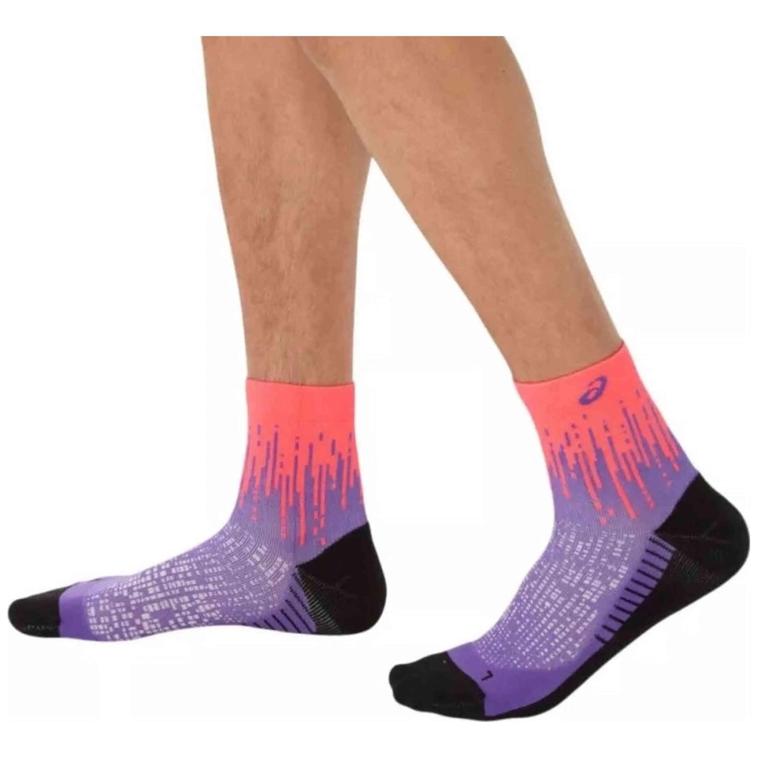 Calcetines Asics modelo Performance Run quarter sock "Purple/Coral" para unisex 2/4