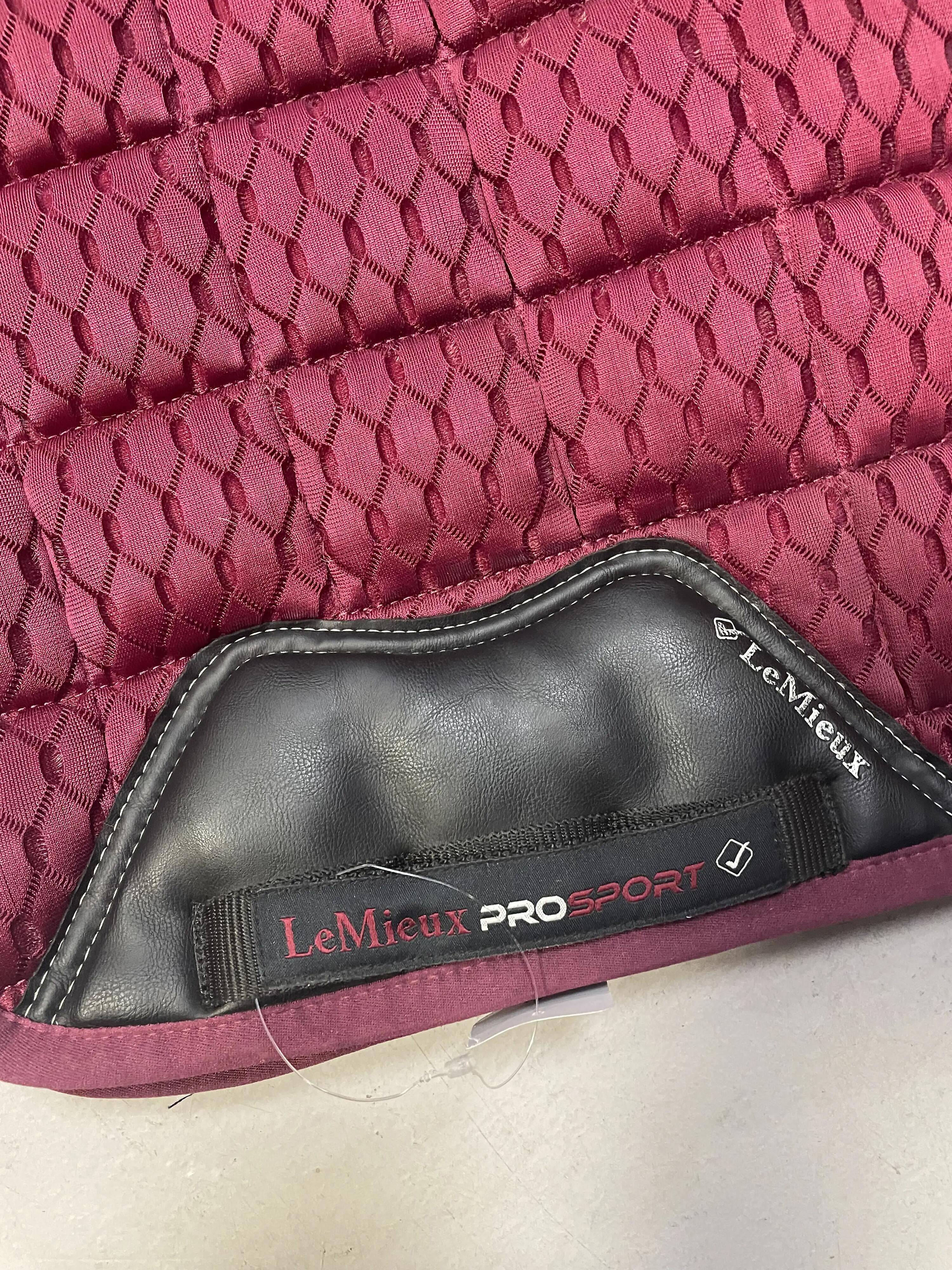 Tapis de selle dressage LeMieux Bordeaux très bon état 2/4