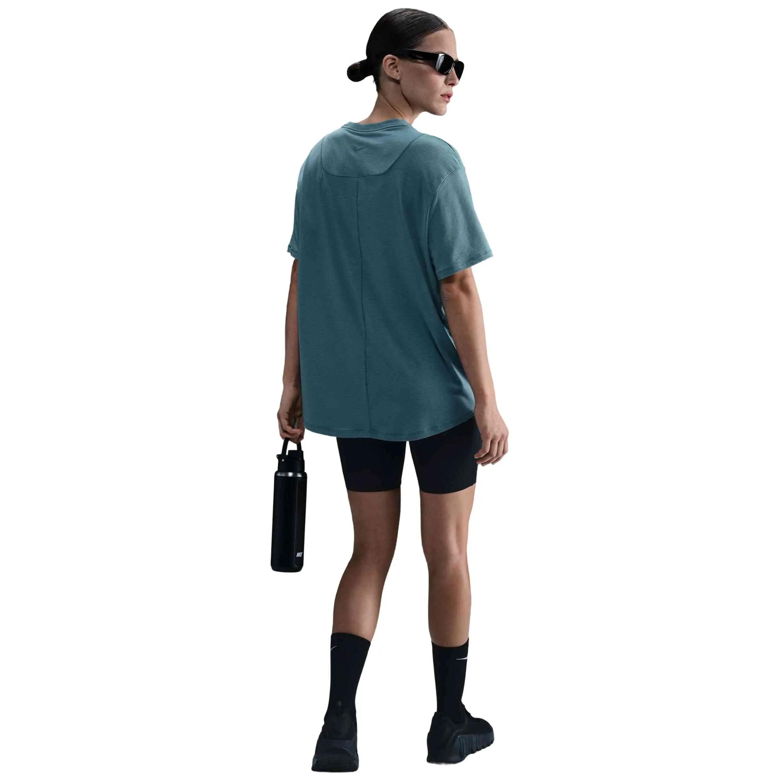 Camiseta de manga corta Nike modelo FN2814-006 para mujer 5/5