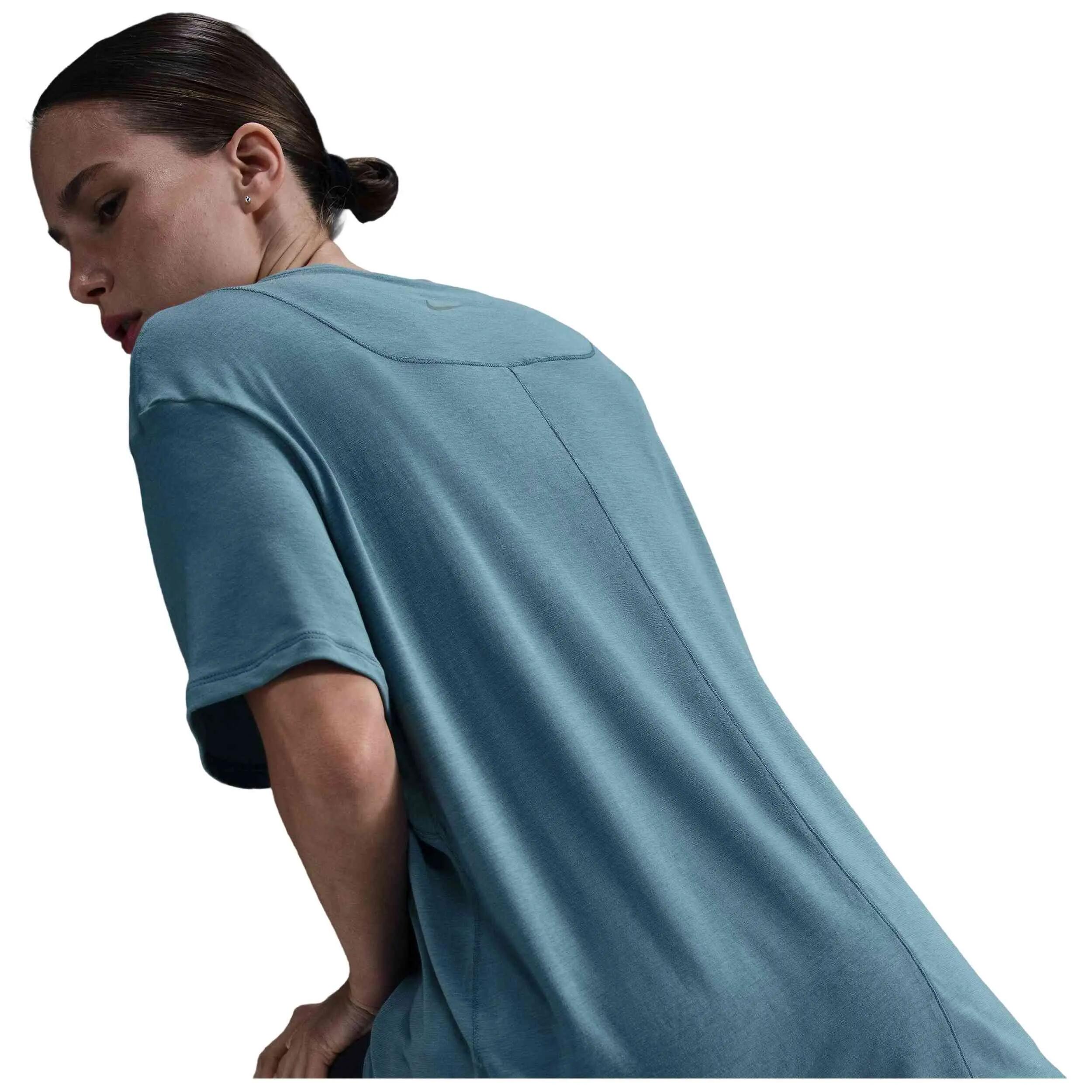 Camiseta de manga corta Nike modelo FN2814-006 para mujer 3/5