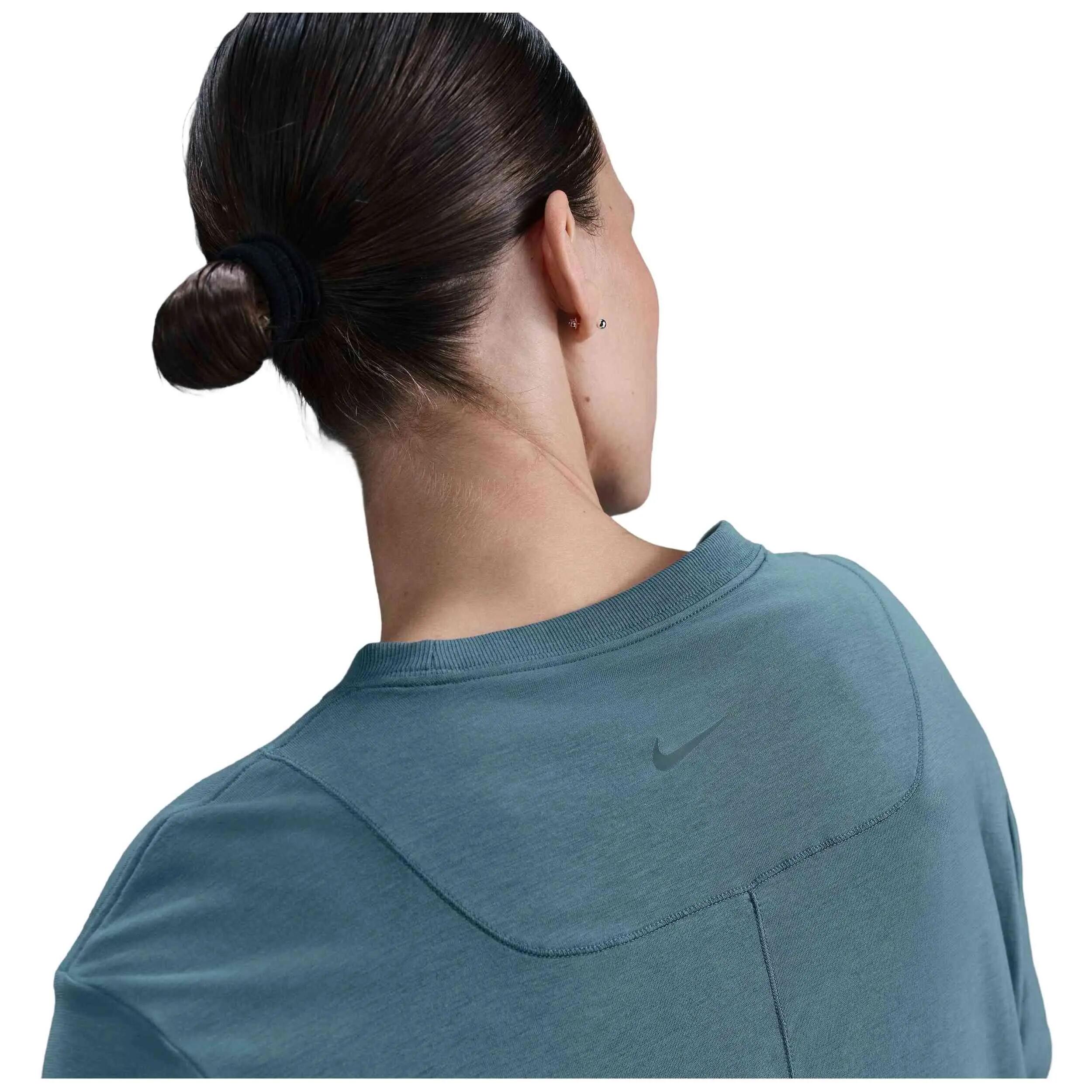 Camiseta de manga corta Nike modelo FN2814-006 para mujer 2/5