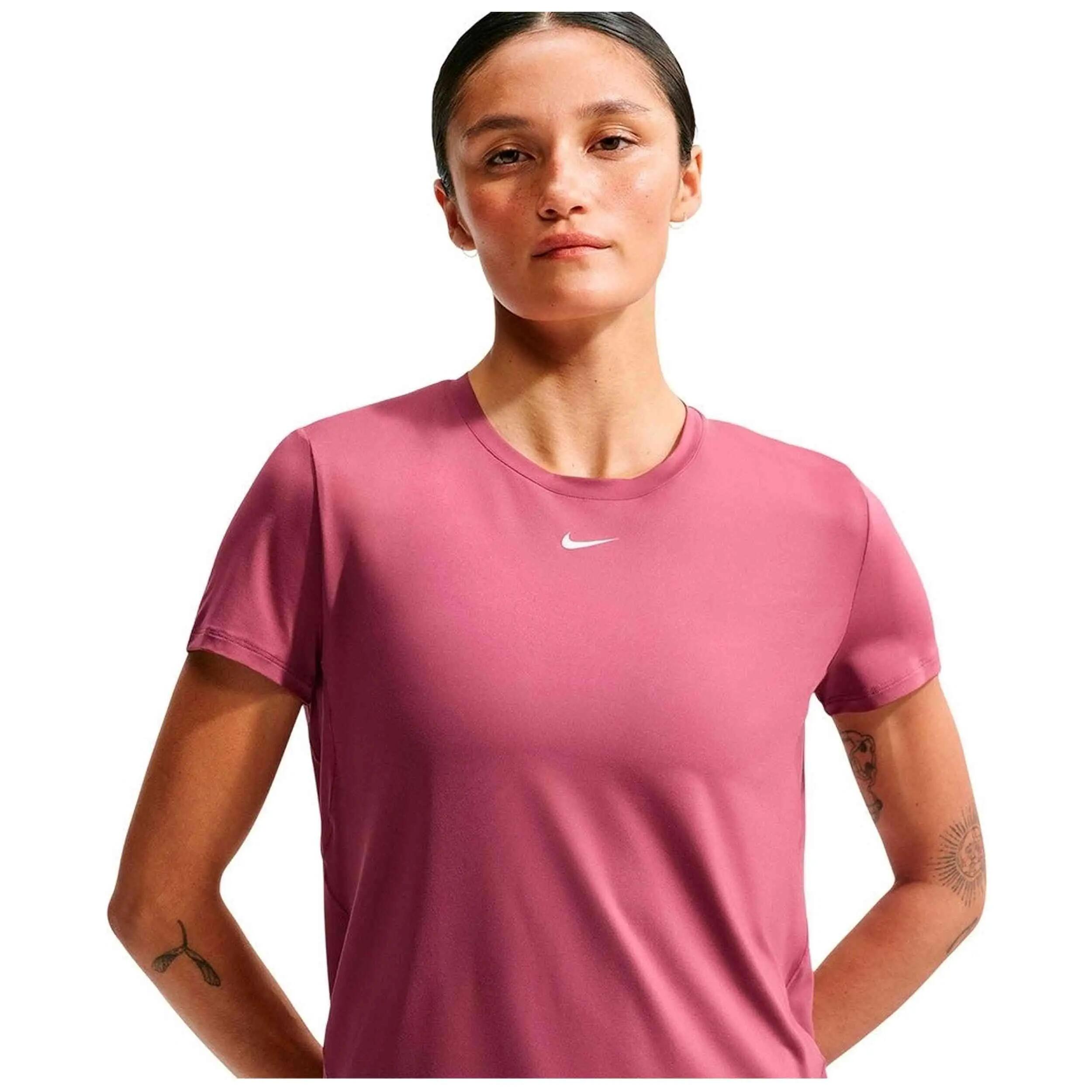 Camiseta de manga corta Nike modelo One Classic para mujer 5/5