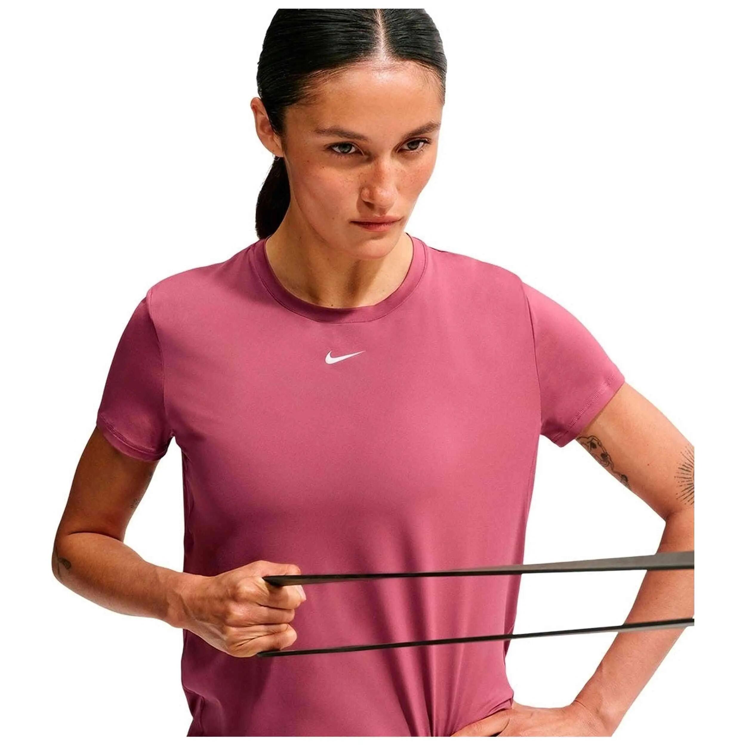 Camiseta de manga corta Nike modelo One Classic para mujer 4/5