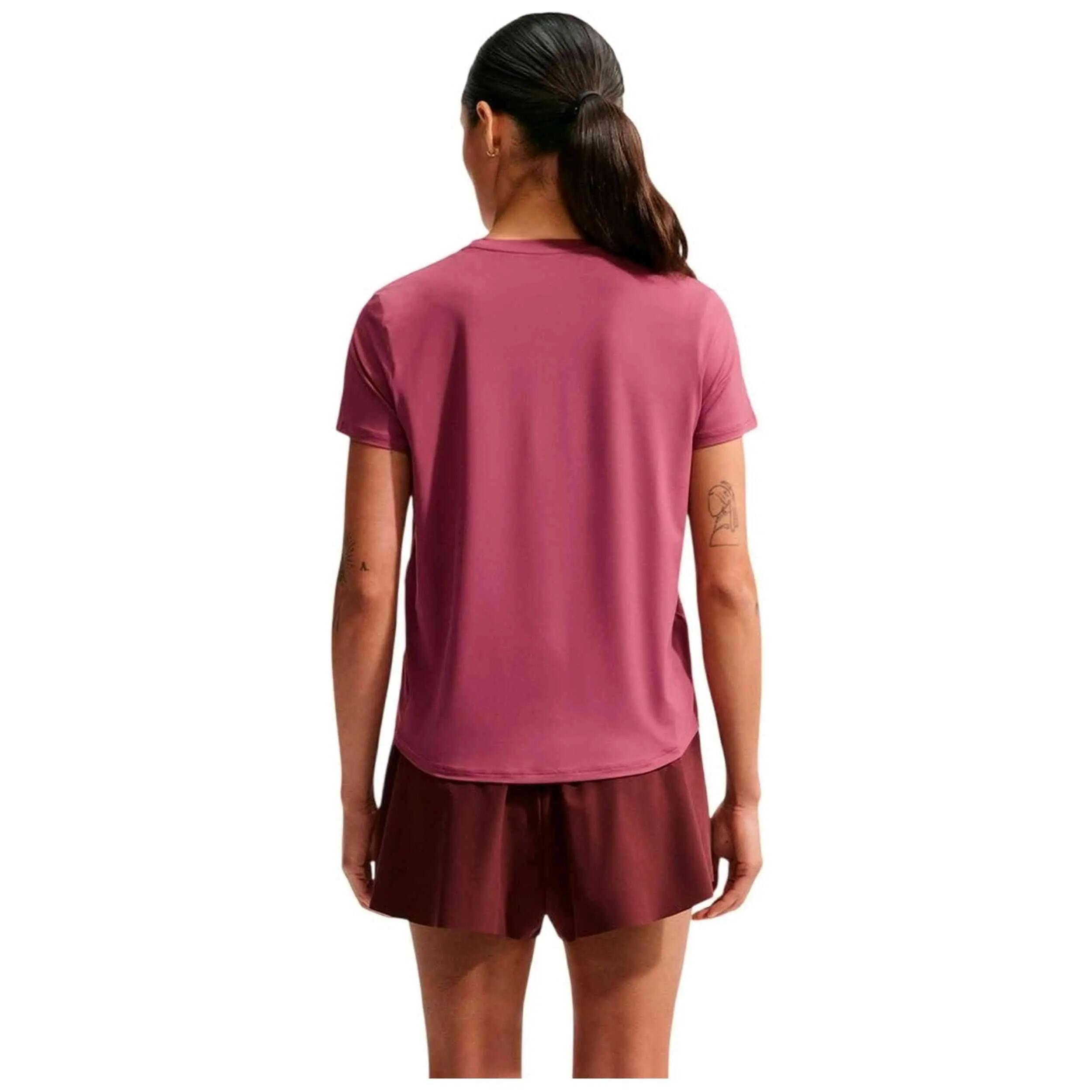 Camiseta de manga corta Nike modelo One Classic para mujer 3/5
