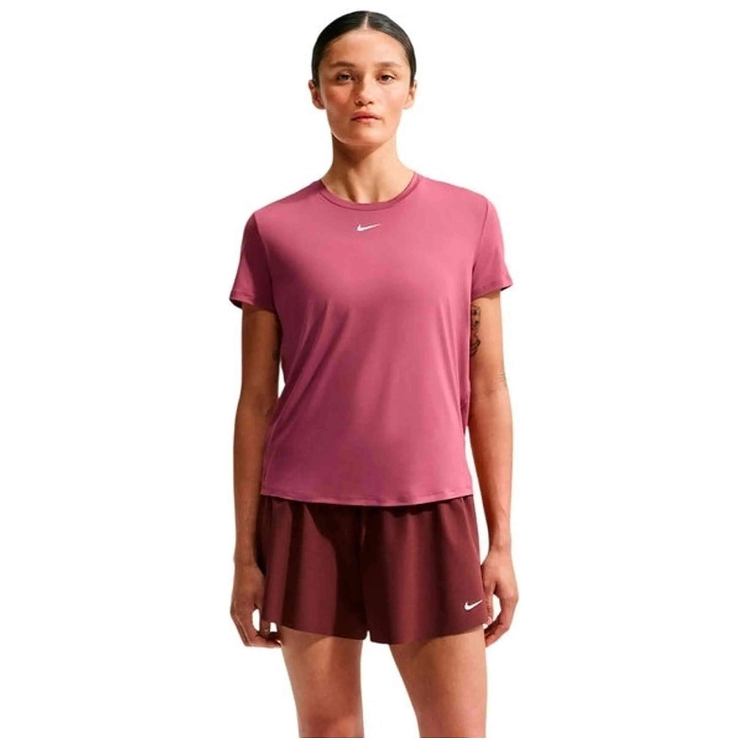 Camiseta de manga corta Nike modelo One Classic para mujer 2/5