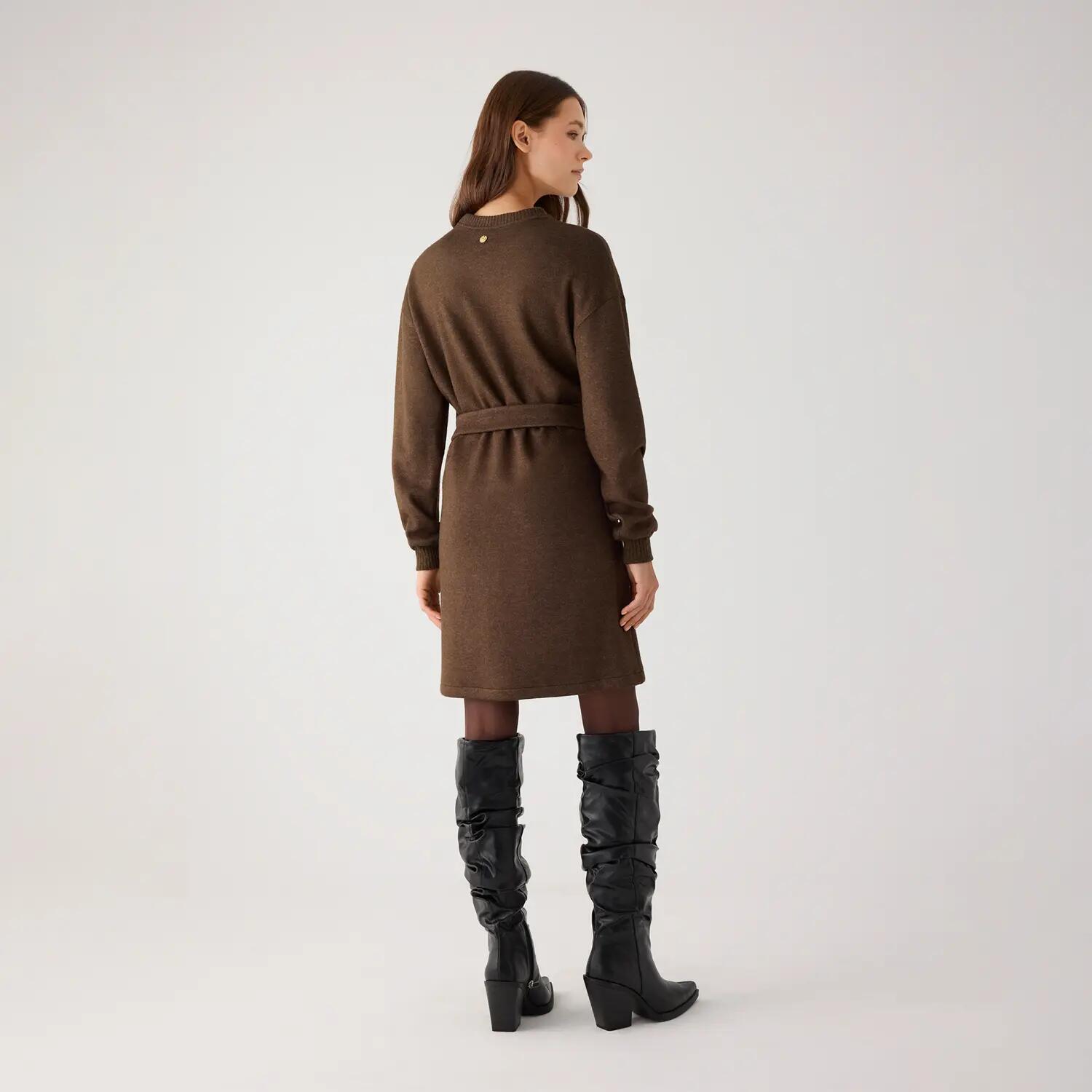 Vestido cálido corto con cinturón ajustable marrón 3/4